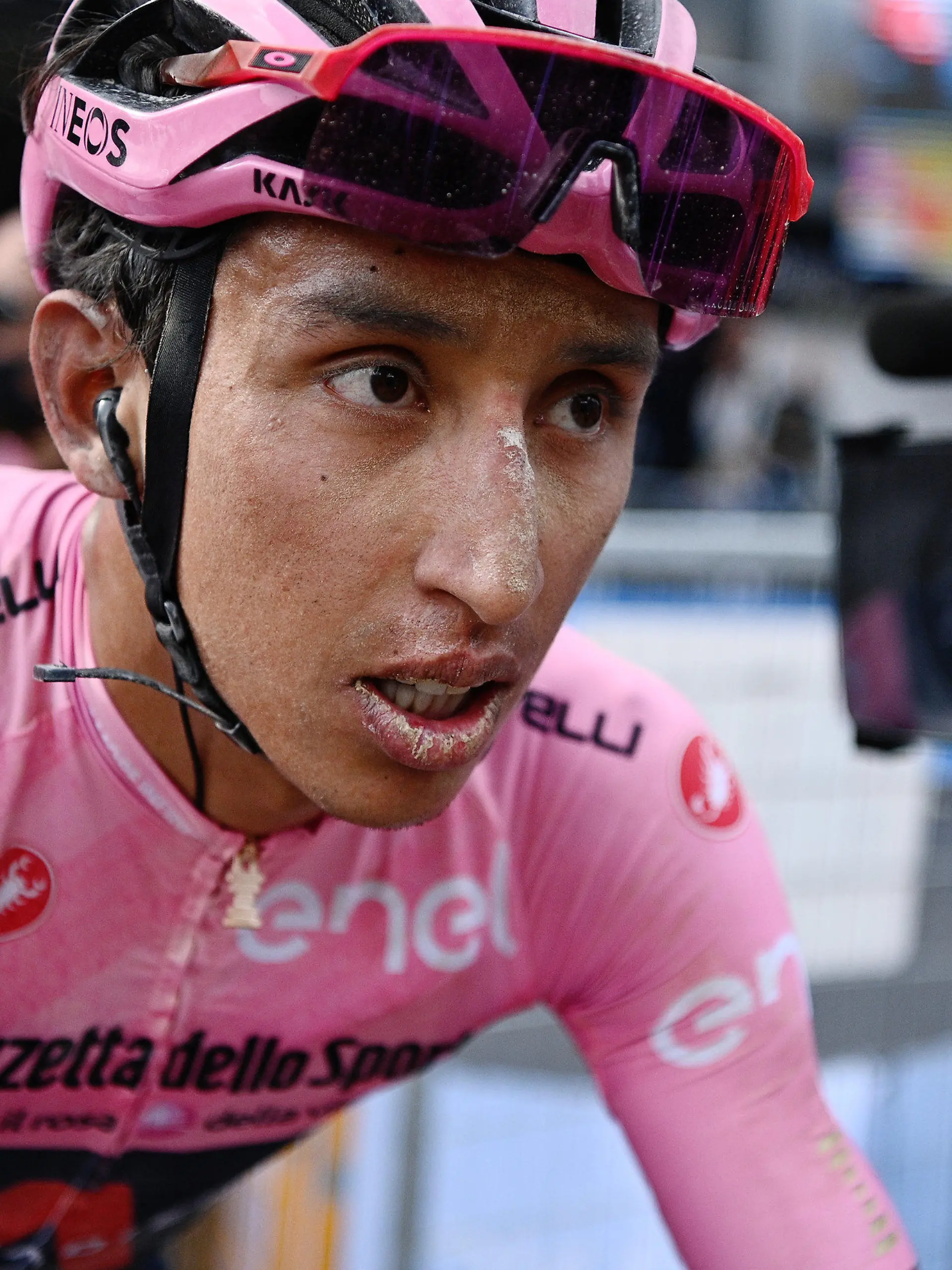 ARCHIV - 19.05.2021, Italien, Montalcino: Radsport: UCI WorldTour - Giro d'Italia, Perugia - Montalcino (162,00 km), 11. Etappe: Der Kolumbianer Egan Bernal, Führender der Gesamtwertung vom Team INEOS Grenadiers, hat im Ziel den Staub der unbefestigten Straßen im Gesicht. Bei einem offenbar ungebremsten Zusammenstoß mit einem stehenden Bus hat sich der kolumbianische Radsport-Star schwer verletzt. Nach mehreren Operationen entscheiden nun die kommenden Tage, welche Auswirkungen der Unfall auf seine Laufbahn hat. Foto: Marco Alpozzi/LaPresse via ZUMA Press/dpa +++ dpa-Bildfunk +++