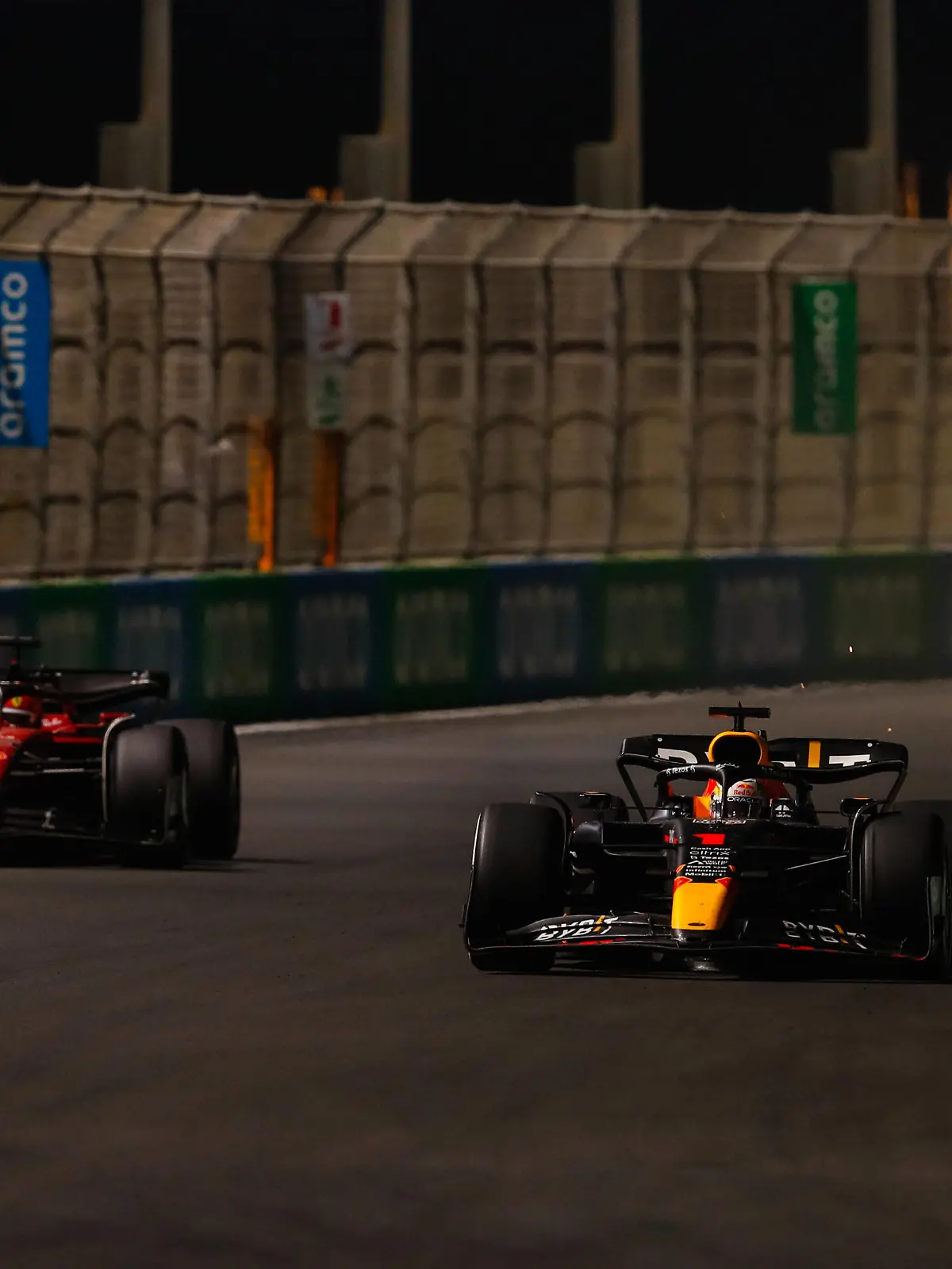  Formula 1 2022: Saudi Arabian GP JEDDAH STREET CIRCUIT, SAUDI ARABIA - MARCH 27: Max Verstappen, Red Bull Racing RB18, leads Charles Leclerc, Ferrari F1-75 during the Saudi Arabian GP at Jeddah Street Circuit on Sunday March 27, 2022 in Jeddah, Saudi Arabia. Photo by Zak Mauger / LAT Images Images PUBLICATIONxINxGERxSUIxAUTxHUNxONLY GP2202_171517_54I6970