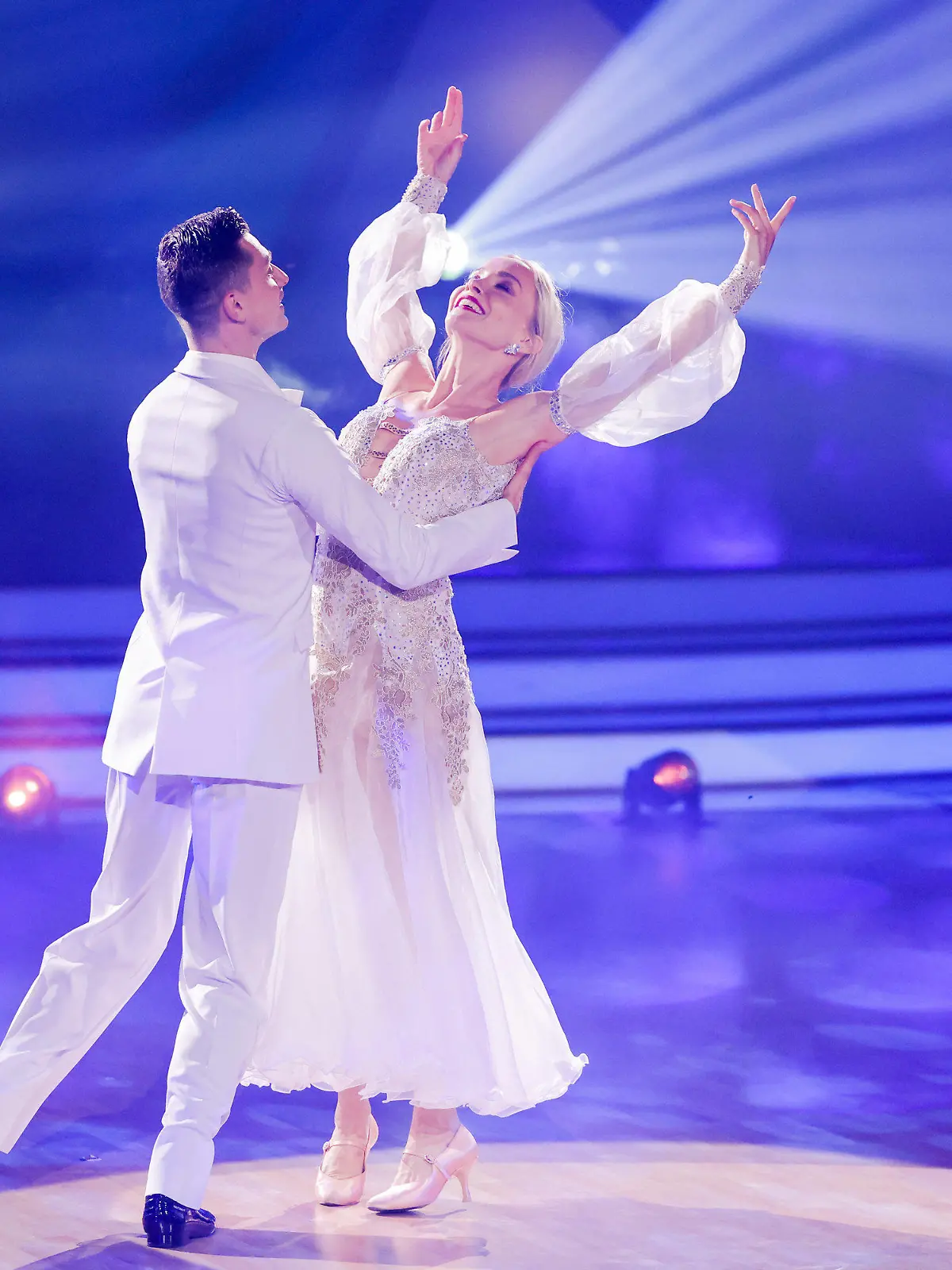 25.03.2022, Nordrhein-Westfalen, Köln: Janin Ullmann, Schauspielerin, und Zsolt Sandor Cseke, Profitänzer, tanzen in der RTL-Tanzshow "Let's Dance" im Coloneum. Foto: Rolf Vennenbernd/dpa +++ dpa-Bildfunk +++