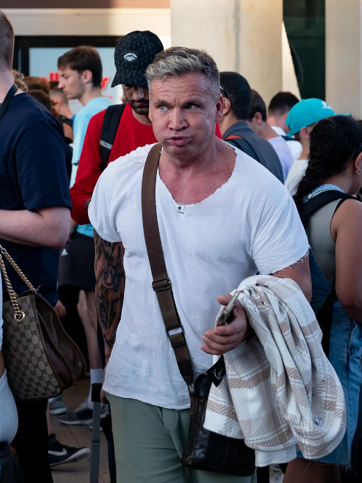 Peter Klein und der deutsche Reality TV-Darsteller Mike Cees kommen zufällig mit dem gleichen Flieger aus Berlin in Palma de Mallorca, Spanien an.
Palma de Mallorca, Spanien - 28.07.2023
