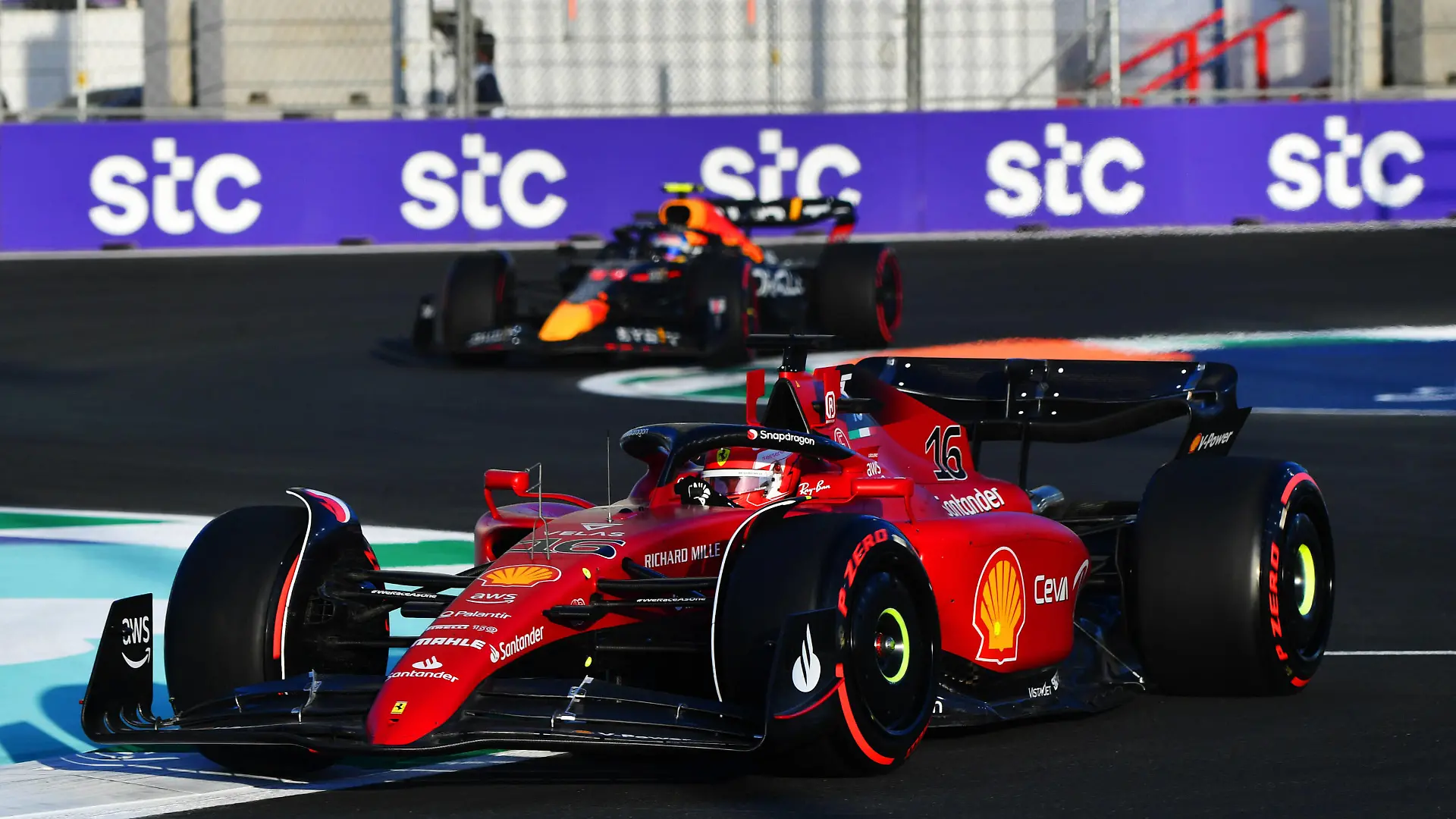 Sport Bilder des Tages Formula 1 2022: Saudi Arabian GP JEDDAH STREET CIRCUIT, SAUDI ARABIA - MARCH 25: Charles Leclerc, Ferrari F1-75, leads Sergio Perez, Red Bull Racing RB18 during the Saudi Arabian GP at Jeddah Street Circuit on Friday March 25, 2022 in Jeddah, Saudi Arabia. Photo by Mark Sutton / Sutton Images Images PUBLICATIONxINxGERxSUIxAUTxHUNxONLY GP2202_155134MS2_1795