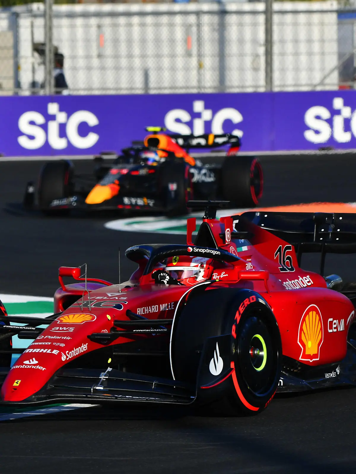 Sport Bilder des Tages Formula 1 2022: Saudi Arabian GP JEDDAH STREET CIRCUIT, SAUDI ARABIA - MARCH 25: Charles Leclerc, Ferrari F1-75, leads Sergio Perez, Red Bull Racing RB18 during the Saudi Arabian GP at Jeddah Street Circuit on Friday March 25, 2022 in Jeddah, Saudi Arabia. Photo by Mark Sutton / Sutton Images Images PUBLICATIONxINxGERxSUIxAUTxHUNxONLY GP2202_155134MS2_1795