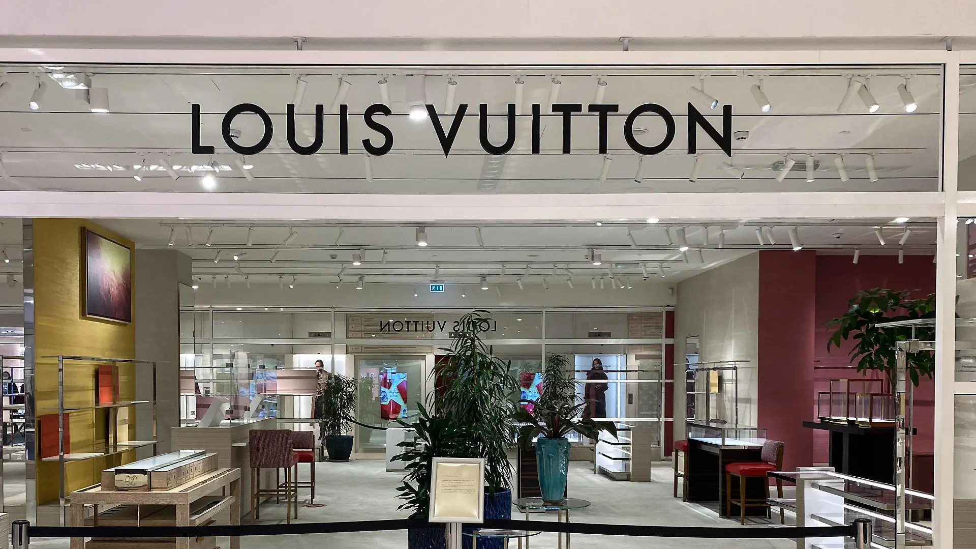 Russia Economy Sanctions 8135964 08.03.2022 The closed Louis Vuitton store is seen in the GUM State Department Store, in Moscow, Russia. French luxury brands have announced the suspension of activities in Russia. Among them are Kering Gucci, Balenciaga, Yves Saint Laurent, Hermes, Chanel and Cartier. Louis Vuitton Moet Hennessy LVMH has temporarily closed all 124 stores in Russia. Chanel has suspended the operation of 17 stores in Russia. Hermes will temporarily suspend the operation of three stores. Evgeny Odinokov / Sputnik Moscow Russia PUBLICATIONxINxGERxSUIxAUTxONLY Copyright: xEvgenyxOdinokovx
