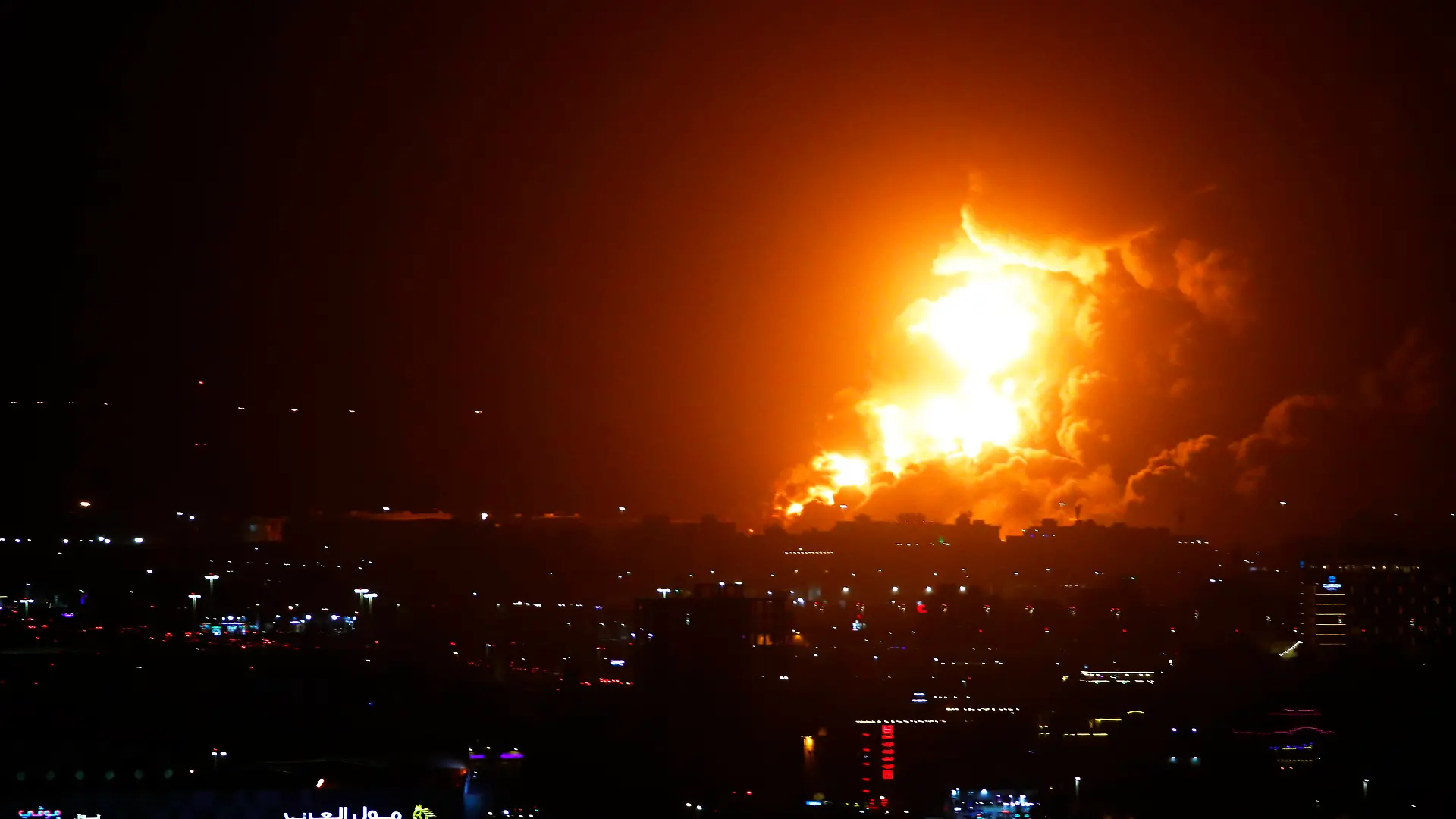 JEDDAH STREET CIRCUIT, SAUDI ARABIA - MARCH 25: Flames light the nights sky in the distance beyond the circuit during the Saudi Arabian GP at Jeddah Street Circuit on Friday March 25, 2022 in Jeddah, Saudi Arabia. Photo by Sam Bloxham / LAT Images Formula 1 2022: Saudi Arabian GP PUBLICATIONxINxGERxSUIxAUTxHUNxONLY GP2202_175049_J6I1302