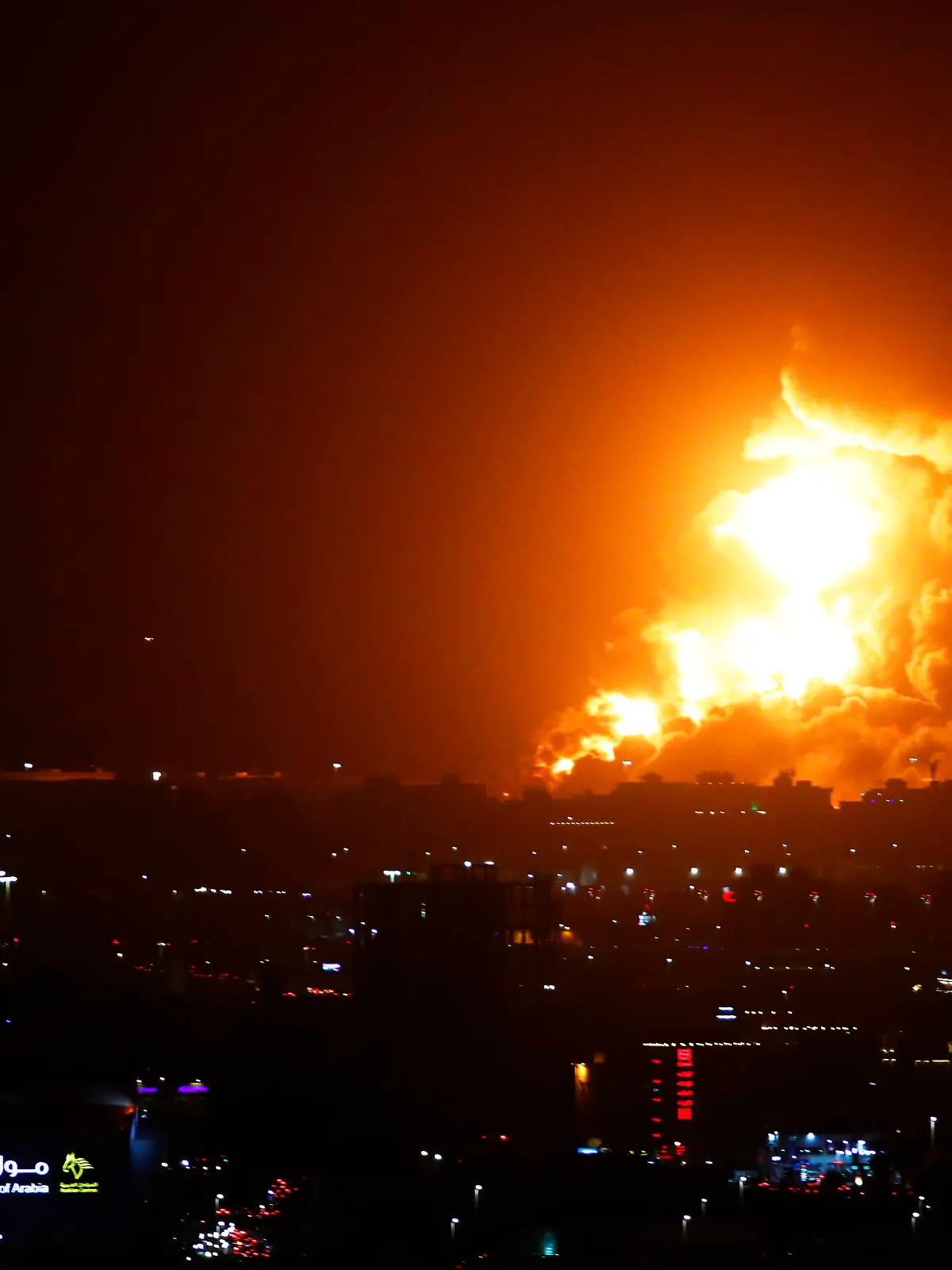  JEDDAH STREET CIRCUIT, SAUDI ARABIA - MARCH 25: Flames light the nights sky in the distance beyond the circuit during the Saudi Arabian GP at Jeddah Street Circuit on Friday March 25, 2022 in Jeddah, Saudi Arabia. Photo by Sam Bloxham / LAT Images Formula 1 2022: Saudi Arabian GP PUBLICATIONxINxGERxSUIxAUTxHUNxONLY GP2202_175049_J6I1302