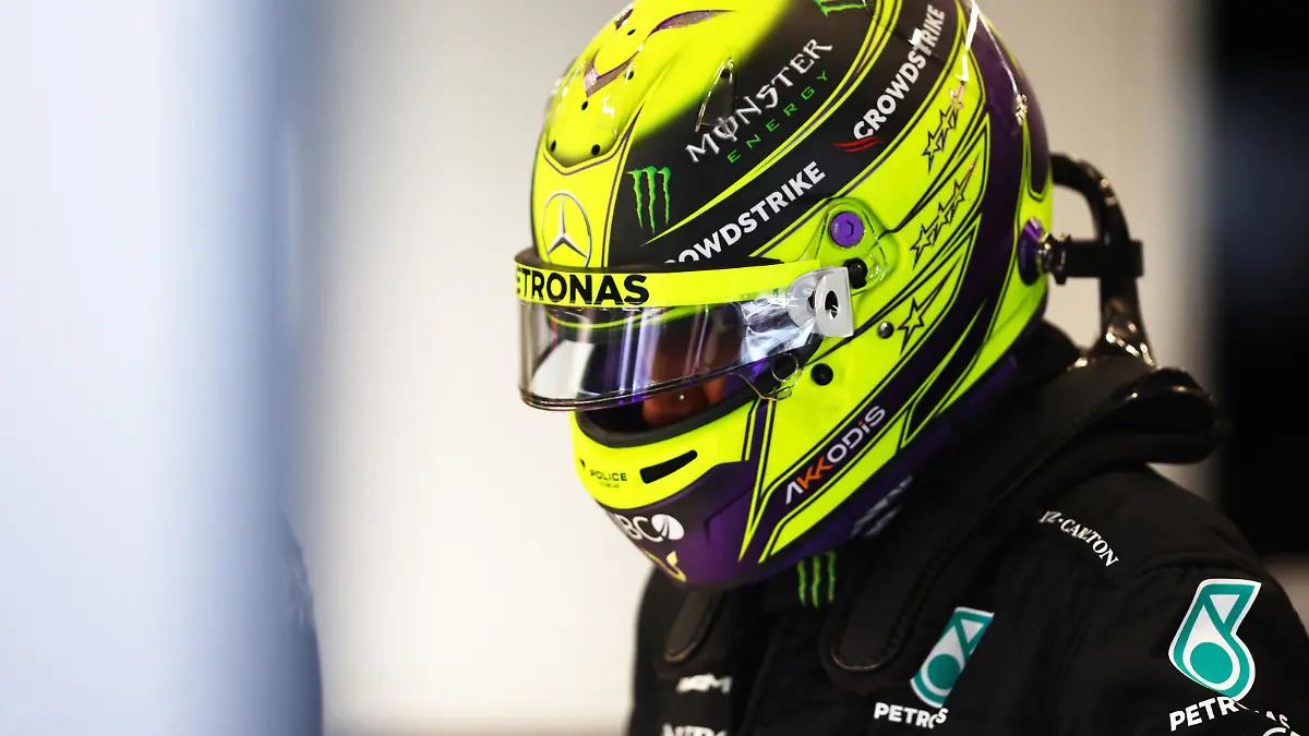 JEDDAH, SAUDI ARABIA - MARCH 26: Lewis Hamilton of Great Britain and Mercedes prepares to drive in the garage during final practice ahead of the F1 Grand Prix of Saudi Arabia at the Jeddah Corniche Circuit on March 26, 2022 in Jeddah, Saudi Arabia. (Photo by Lars Baron/Getty Images)