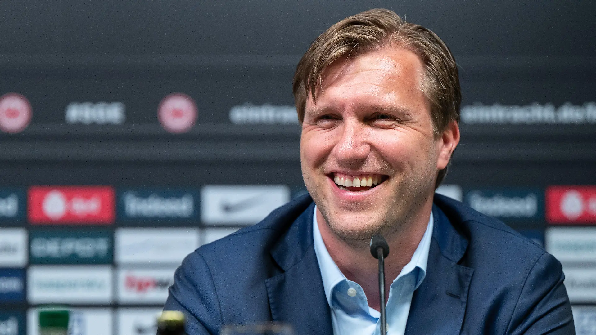 ARCHIV - 29.06.2021, Hessen, Frankfurt/Main: Markus Krösche, Sportvorstand von Eintracht Frankfurt. Die Hessen haben Abwehrspieler Willian Pacho unter Vertrag genommen. Krösche will laut Medien bei Frankfurt bleiben. (zu dpa: ««Bild»: Krösche will bei Eintracht Frankfurt bleiben») Foto: Sebastian Gollnow/dpa +++ dpa-Bildfunk +++
