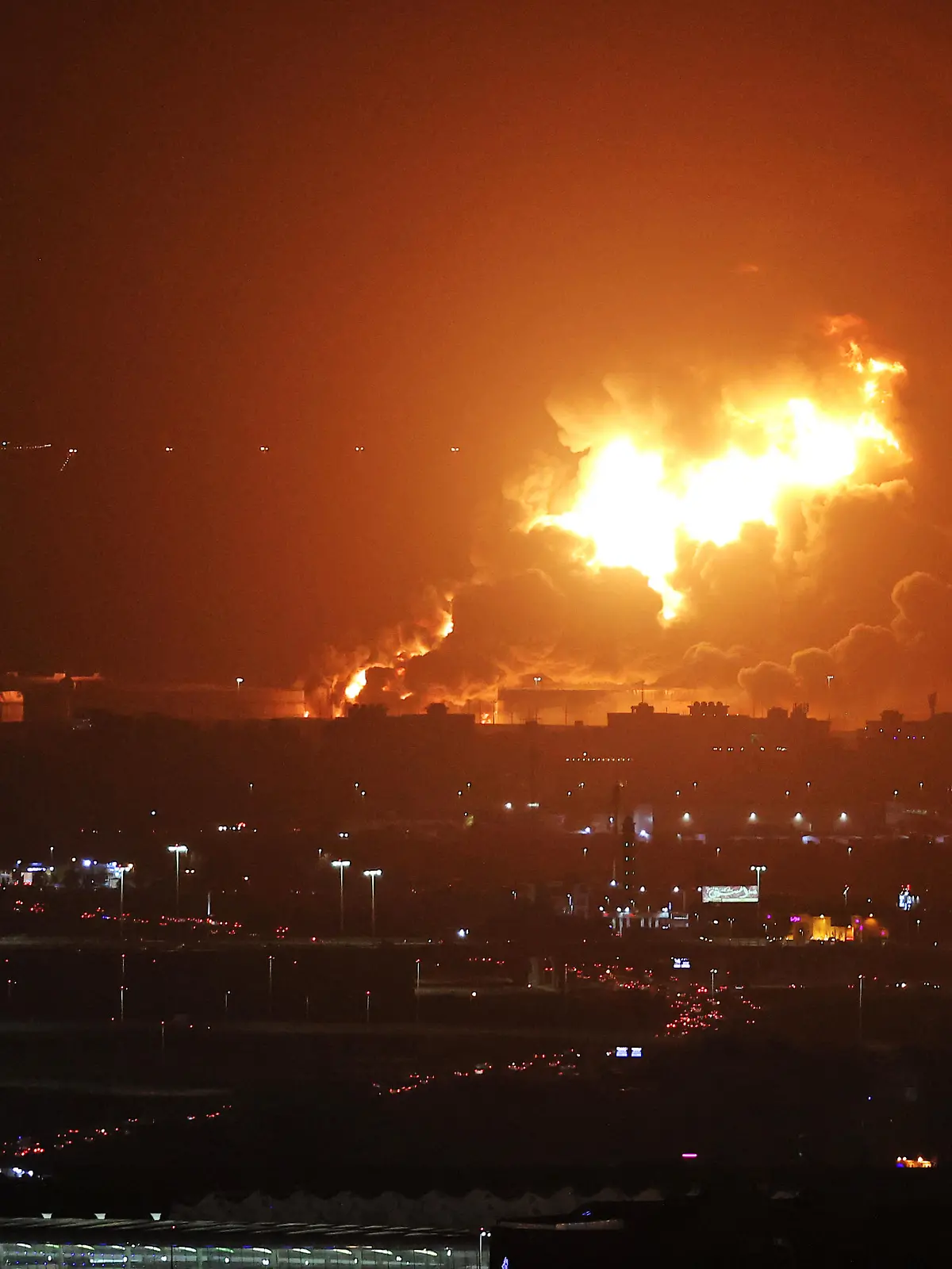 Saudi Arabian Grand Prix - Practice Session - Jeddah Corniche Circuit. Circuit atmosphere - fire following a missile strike on an Aramco oil facility. Saudi Arabian Grand Prix, Friday 25th March 2022. Jeddah, Saudi Arabia. URN:66048527