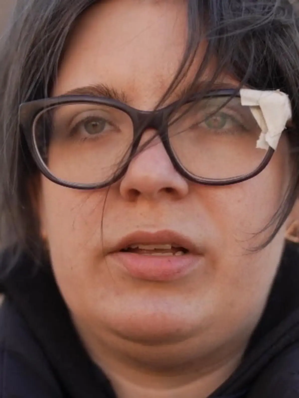 Die ukrainische Stadt Mariupol zeigt ein Bild der Zerstörung. Einen schrecklichen Höhepunkt setzte der russische Angriff auf ein Theater, in dem hunderte Menschen Schutz suchten, Mitte März. Maria Radionova war dort. Sie saß gerade auf der Treppe des Theaters, als die Raketen kamen.