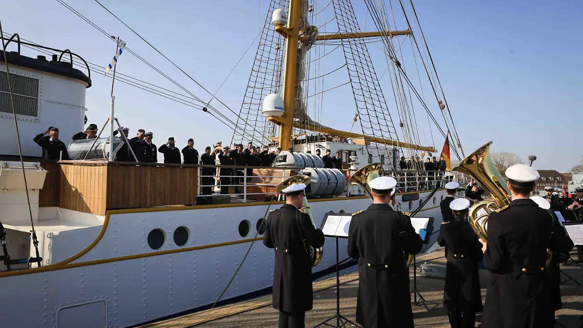 25.03.2022, Schleswig-Holstein, Kiel: Die Besatzung des Segelschulschiffs ·Gorch Fock" steht an Deck beim Anlegen im Marinestützpunkt Kiel-Wik. Das Segelschulschiff der Marine kehrte nach viermonatiger Ausbildungsfahrt in seinen Heimathafen zurück und legt rückwärts an der Gorch-Fock-Mole an. Foto: Christian Charisius/dpa +++ dpa-Bildfunk +++