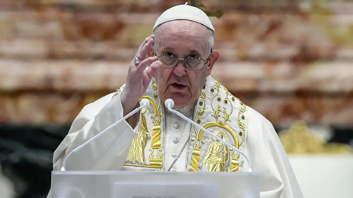 ARCHIV - 04.04.2021, Vatikan, Vatikanstadt: Papst Franziskus gibt den Segen Urbi et Orbi nach der Ostermesse im Petersdom. (zu dpa «Papst will mit Weihe Zeichen im Russland-Ukraine-Konflikt setzen») Foto: Filippo Monteforte/POOL AFP/AP/dpa +++ dpa-Bildfunk +++
