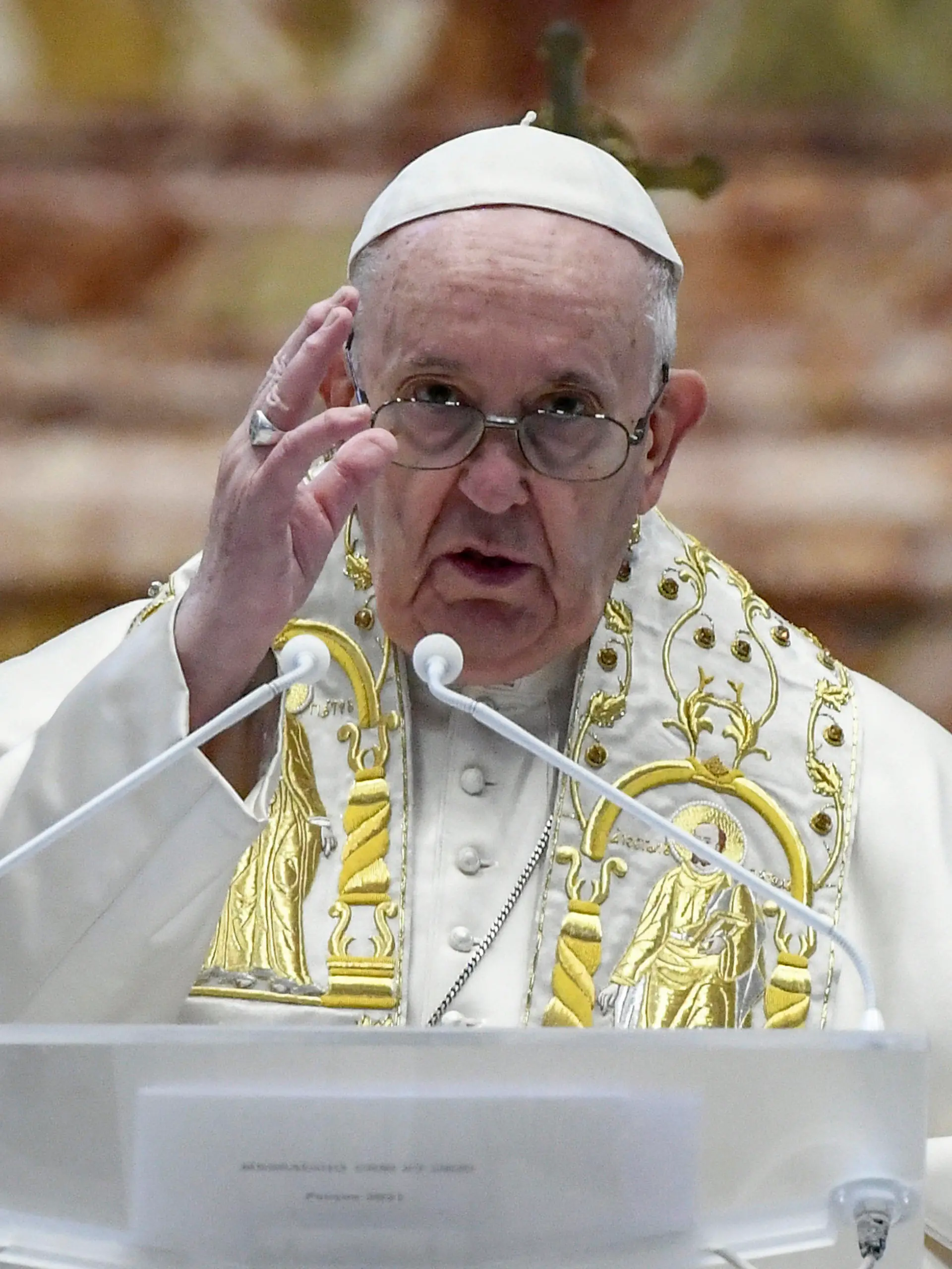 ARCHIV - 04.04.2021, Vatikan, Vatikanstadt: Papst Franziskus gibt den Segen Urbi et Orbi nach der Ostermesse im Petersdom. (zu dpa «Papst will mit Weihe Zeichen im Russland-Ukraine-Konflikt setzen») Foto: Filippo Monteforte/POOL AFP/AP/dpa +++ dpa-Bildfunk +++