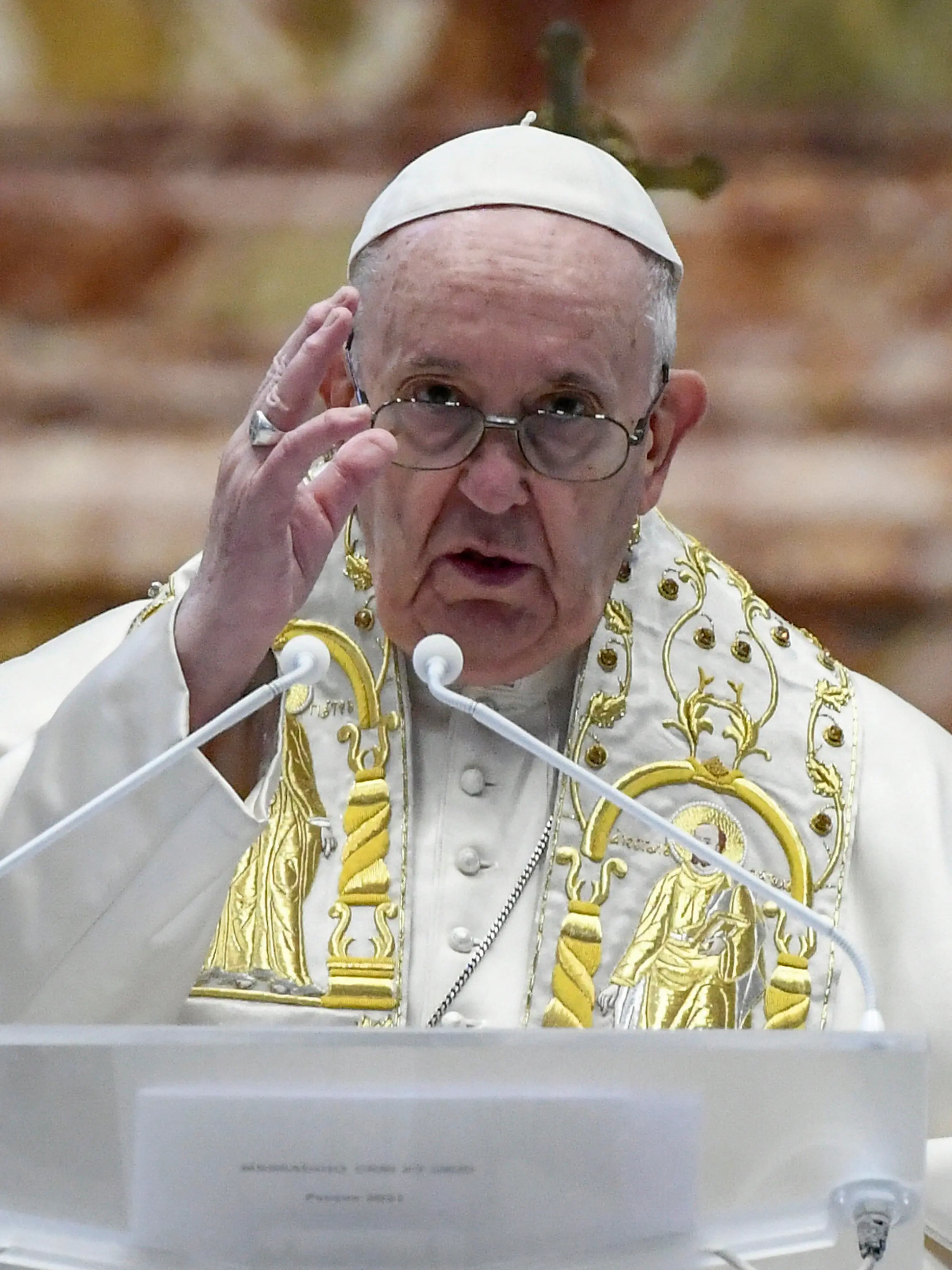ARCHIV - 04.04.2021, Vatikan, Vatikanstadt: Papst Franziskus gibt den Segen Urbi et Orbi nach der Ostermesse im Petersdom. (zu dpa «Papst will mit Weihe Zeichen im Russland-Ukraine-Konflikt setzen») Foto: Filippo Monteforte/POOL AFP/AP/dpa +++ dpa-Bildfunk +++