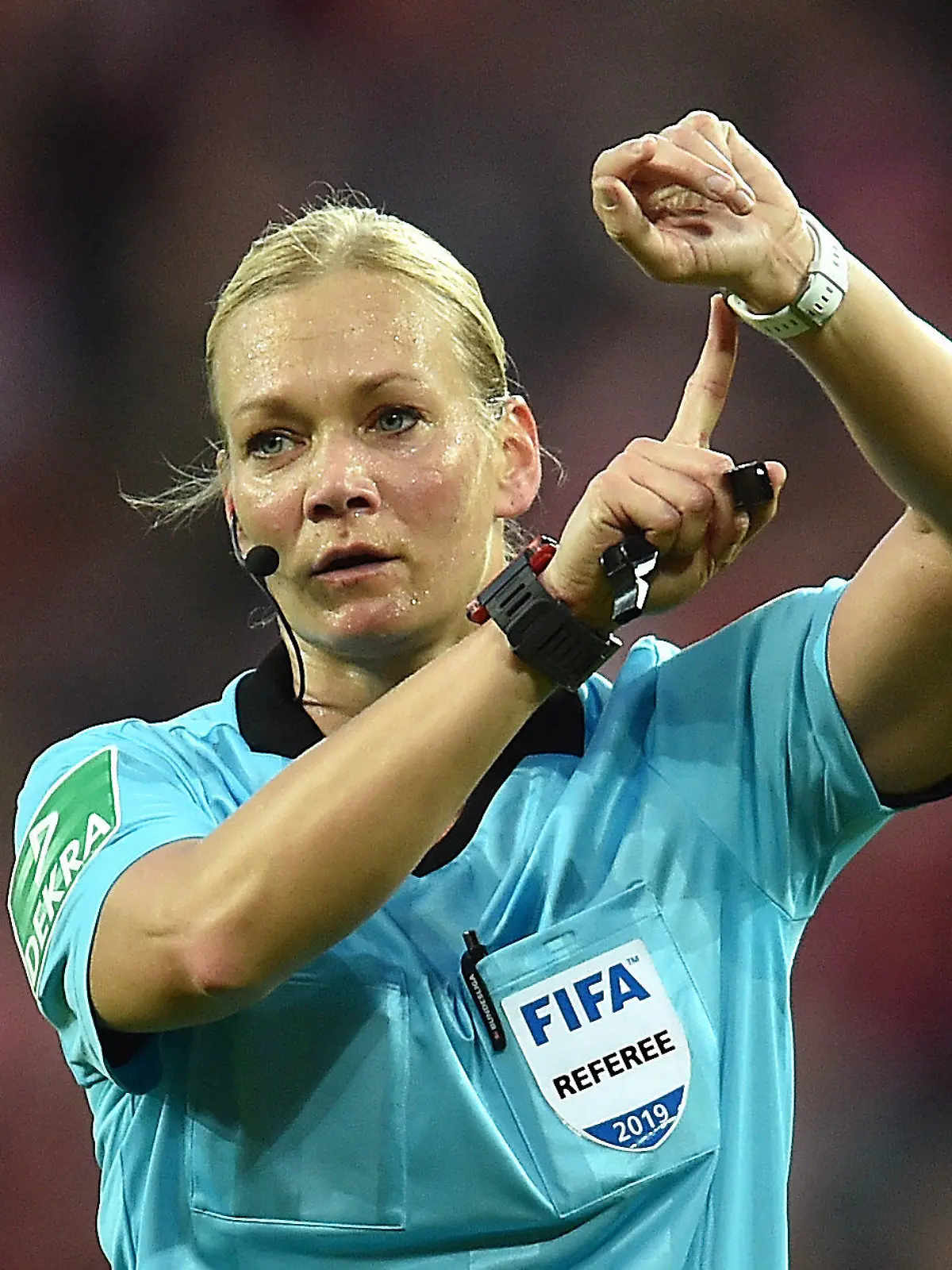 ARCHIV - 03.05.2019, Rheinland-Pfalz, Mainz: Fußball: Bundesliga, FSV Mainz 05 - RB Leipzig, 32. Spieltag, Opel Arena. Schiedsrichterin Bibiana Steinhaus startet ihre Uhr. (zu dpa "Bibiana Steinhaus pfeift als erste Frau den Fußball-Supercup") Foto: Torsten Silz/dpa +++ dpa-Bildfunk +++