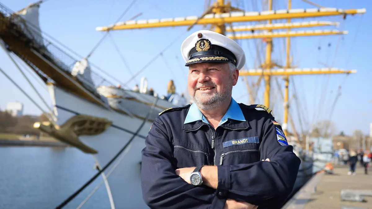 25.03.2022, Schleswig-Holstein, Kiel: Nils Brandt, Kapitän des Segelschulschiffs ·Gorch Fock·, gibt nach dem Anlegen im Marinestützpunkt Kiel-Wik ein Interview. Das Segelschulschiff der Marine kehrte nach viermonatiger Ausbildungsfahrt in seinen Heimathafen zurück. Foto: Christian Charisius/dpa +++ dpa-Bildfunk +++