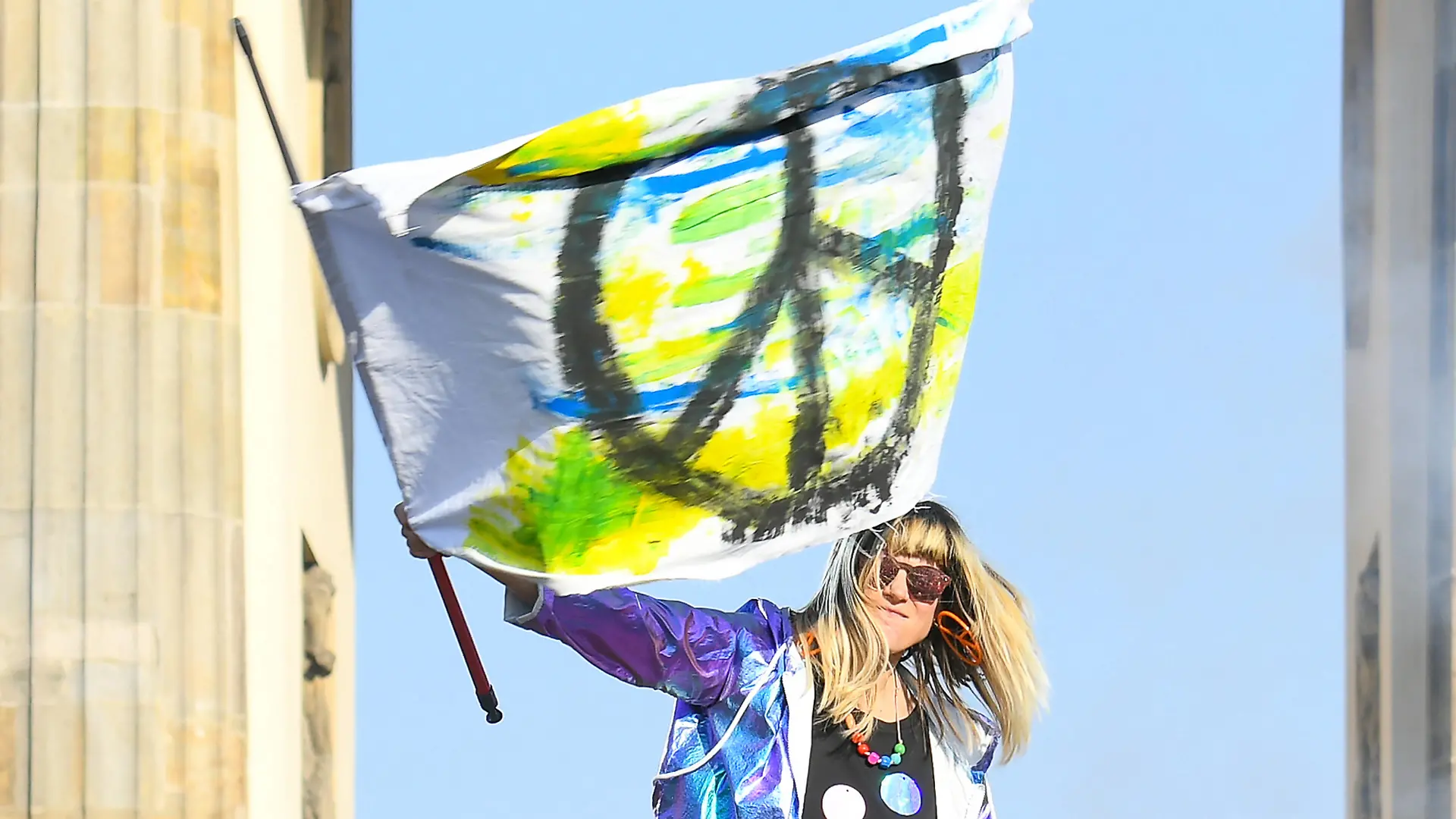 20.03.2022,Politik Demo, Sound of Peace -Friedenskundgebung für die Ukraine, v.l.Mia mit Peace Fahne auf der Buehne Berlin *** 20 03 2022,Politics Demo, Sound of Peace peace rally for Ukraine, v l Mia with Peace flag on stage Berlin Daniel Lakomski
