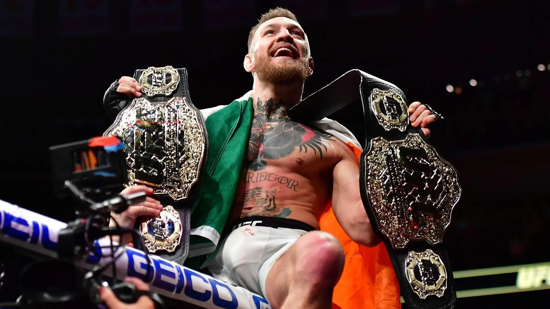 Nov 13, 2016 - New York, New York, U.S. - Eddie Alvarez red gloves vs. Conor The Notorious McGregor blue gloves during UFC 205 at Madison Square Garden. MMA 2016 - UFC 205 PUBLICATIONxINxGERxSUIxAUTxONLY - ZUMA