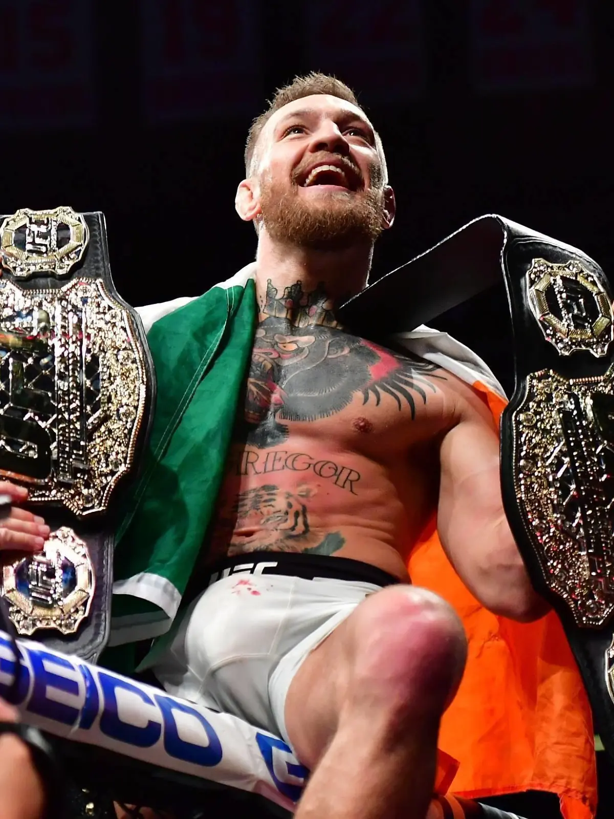  Nov 13, 2016 - New York, New York, U.S. - Eddie Alvarez red gloves vs. Conor The Notorious McGregor blue gloves during UFC 205 at Madison Square Garden. MMA 2016 - UFC 205 PUBLICATIONxINxGERxSUIxAUTxONLY - ZUMA