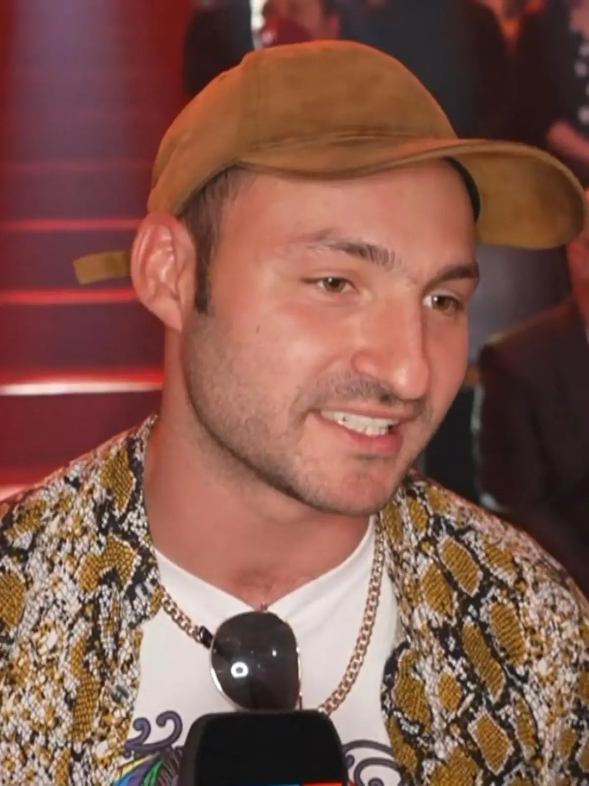 Eigentlich wollte Robert Beitsch sich im Ausland ein neues Leben aufbauen, doch der ehemalige "Let's Dance"-Profitänzer hat einen anderen Weg eingeschlagen. Der 30-Jährige arbeitet nun im Unternehmen seiner Eltern und tauscht Tanzschuhe gegen Gummistiefel. Der Grund: Robert hilft auf einem Bauernhof mit. Warum das Tanzen da trotzdem eine Rolle spielt und wie sehr er "Let's Dance" vermisst, verrät Robert im Video.
