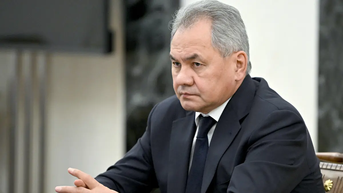 ARCHIV - 14.02.2022, Russland, Moskau: Sergej Schoigu, Verteidigungsminister von Russland, hört Russlands Präsidenten Putin während ihres Treffens zu. (zu dpa "«Washington Post»: Militärische Funkstille zwischen USA und Russland") Foto: Alexei Nikolsky/Pool Sputnik Kremlin/AP/dpa +++ dpa-Bildfunk +++