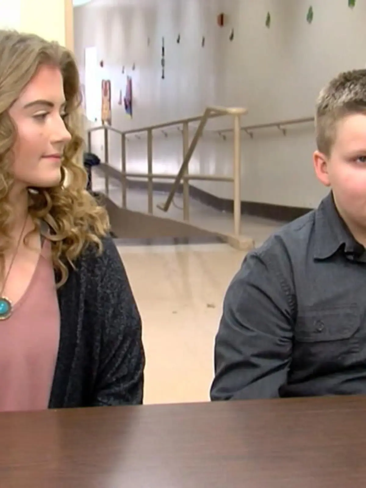 Von einer Sekunde auf die andere kommt es in dieser Schulmensa zu einer lebensbedrohlichen Situation. Schüler Ryan Buckner hat sich an einem Corndog verschluckt. Aushilfslehrerin Sadie Carwyle saß nur wenige Meter von Ryan entfernt und merkte, dass etwas nicht stimmte.