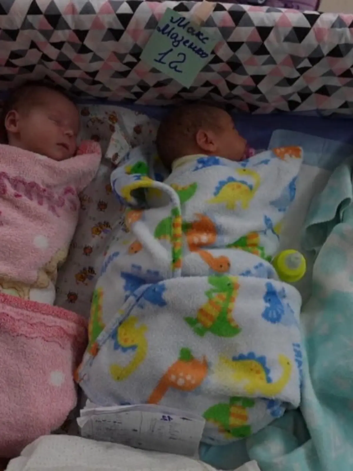 Als Leihmutter ein fremdes Baby zur Welt zu bringen war für viele Ukrainerinnen ein lukratives Geschäft. Doch jetzt sitzen dutzende Neugeborene in Kiew fest, da ihre Eltern aus dem Ausland sie nicht abholen können.