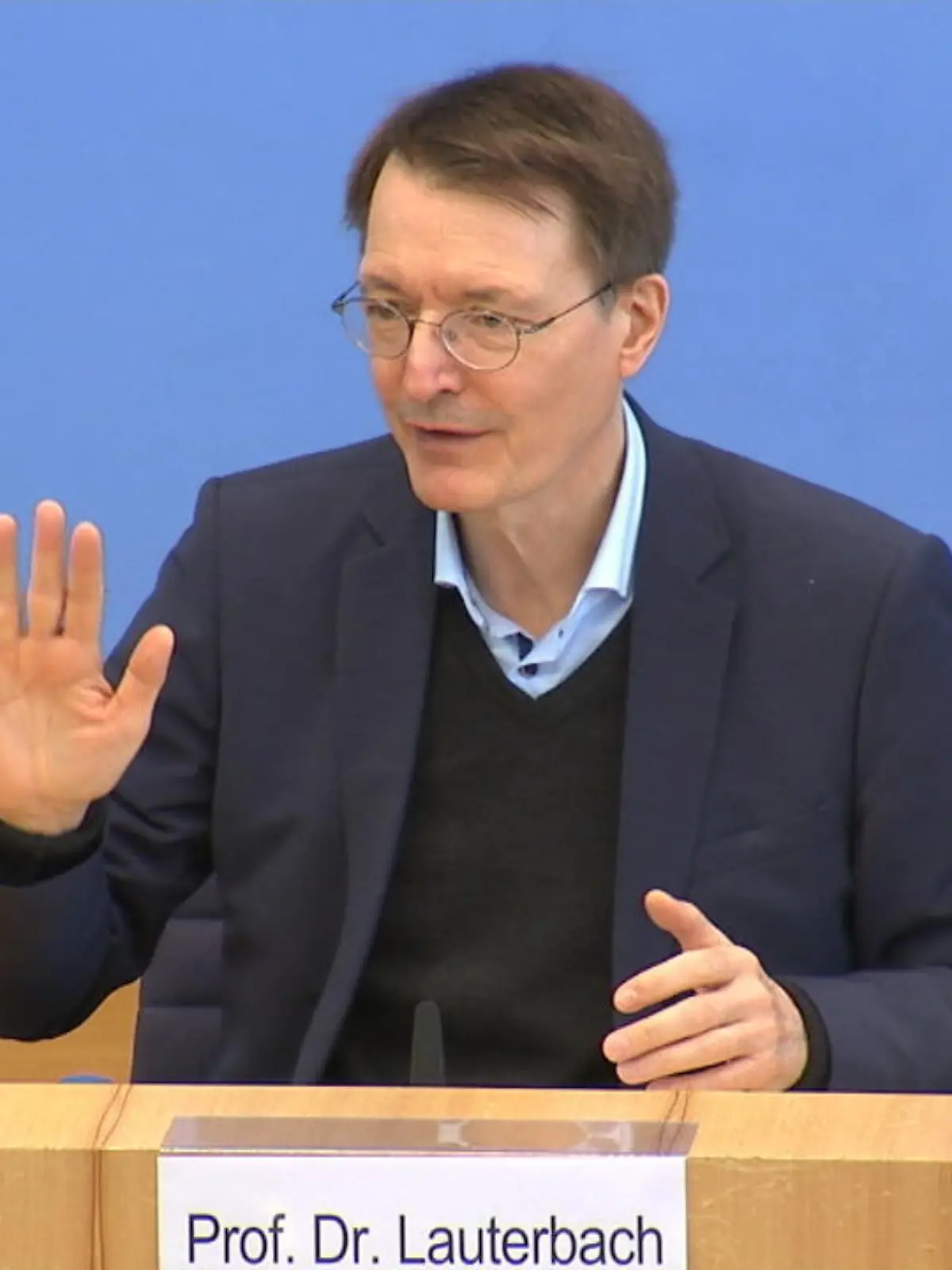 Wie passt es zusammen, dass Maßnahmen gestrichen werden – aber die Infektionswelle so unaufhaltsam wirkt wie nie zuvor? Wie geht es jetzt weiter? Bundesgesundheitsminister Karl Lauterbach (SPD) und RKI-Chef Lothar Wieler informieren ab 10 Uhr in einer Pressekonferenz zur aktuellen Corona-Lage. Wir zeigen den Termin hier im Livestream.