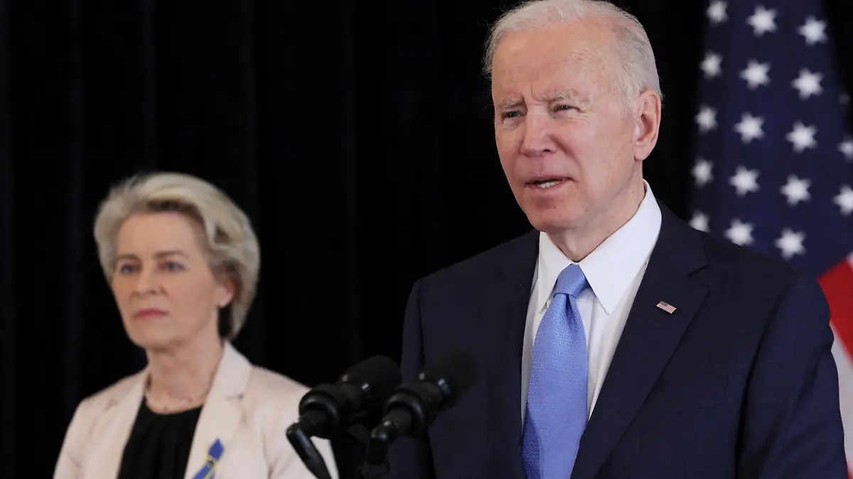 U.S. President Joe Biden gives a joint press statement with European Commission President Ursula von der Leyen at the U.S. Mission in Brussels, Belgium March 25, 2022. REUTERS/Evelyn Hockstein