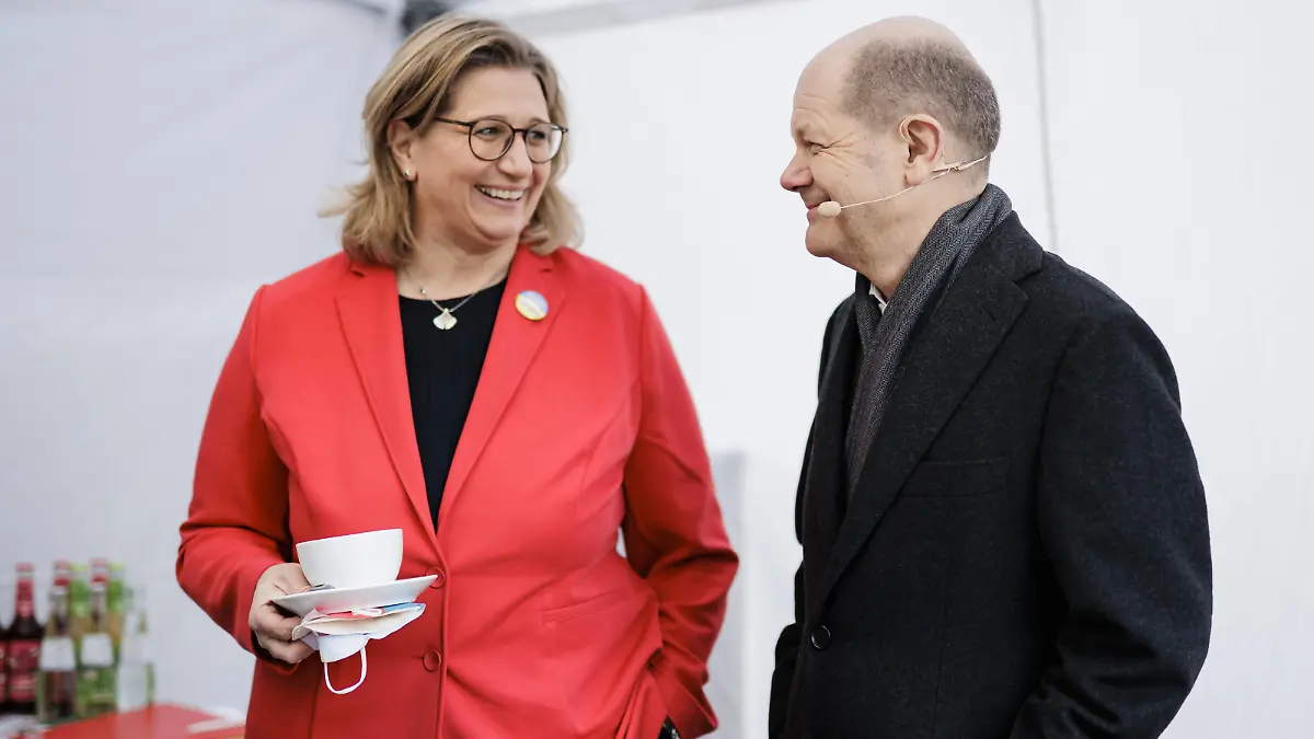 Olaf Scholz SPD, Bundeskanzler, aufgenommen im Rahmen einer Gemeinsame Kundgebung mit Anke Rehlinger, Stellvertretende Ministerpraesidentin des Saarlandes und Spitzenkandidatin der Saar-SPD in Neunkirchen, am 27.03.2022 sind im Saarland Landtagswahl. 18.03.2022. Neunkirchen Deutschland *** Olaf Scholz SPD , Federal Chancellor, taken at a joint rally with Anke Rehlinger, Deputy Prime Minister of Saarland and top candidate of the Saar SPD in Neunkirchen, on 27 03 2022 are in Saarland state elections 18 03 2022 Neunkirchen Germany Copyright: xFelixxZahn/photothek.netx