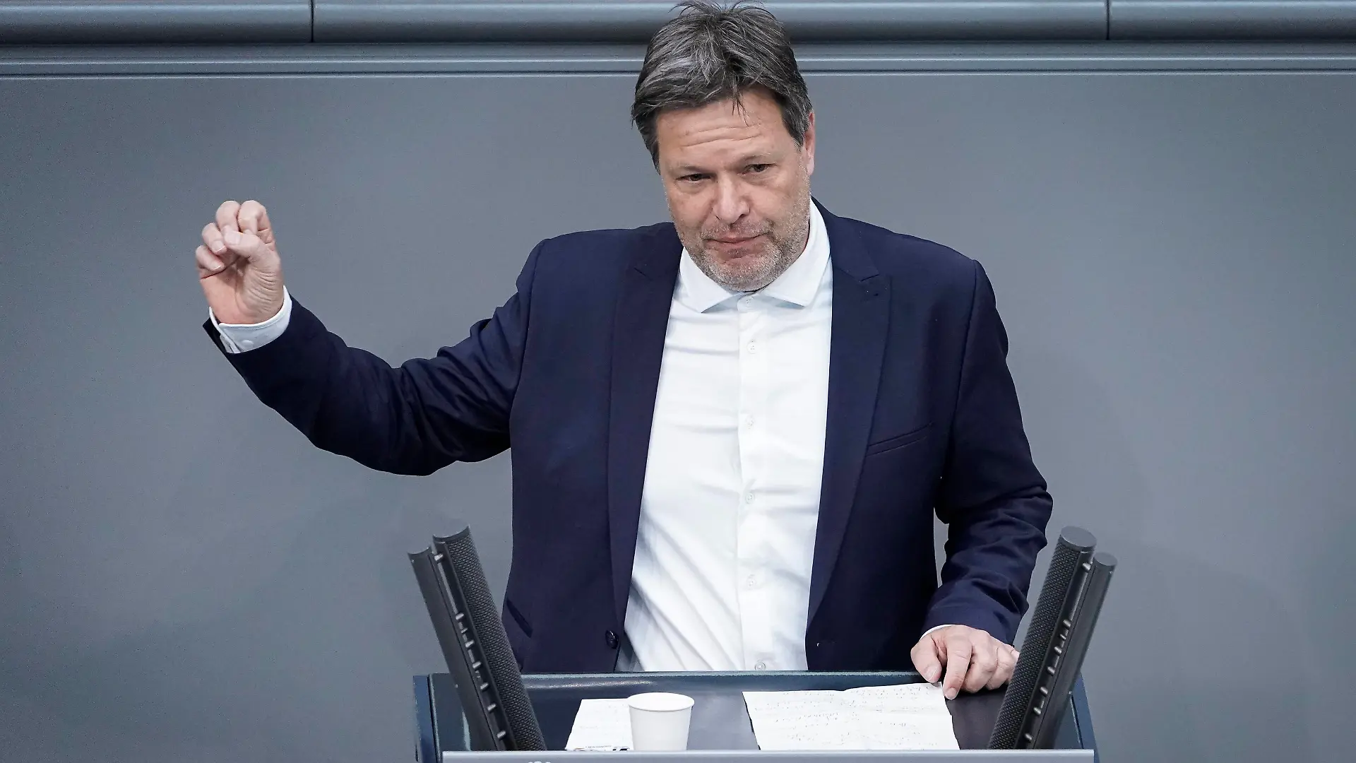 25. Bundestagssitzung der Haushaltswoche im Deutschen Bundestag Aktuell,24.03.2022 Berlin, Wirtschafts- und Klimaminister Robert Habeck Gruene im Portrait bei seiner Rede zum Haushalt Wirtschaft und Klimaschutz bei der 25. Sitzung des Deutschen Bundestag in Berlin Berlin Berlin Deutschland *** 25 Bundestag session of the budget week in the German Bundestag Current,24 03 2022 Berlin, economy and climate minister Robert Habeck Gruene in portrait during his speech on the budget economy and climate protection at the 25 session of the German Bundestag in Berlin Berlin Germany