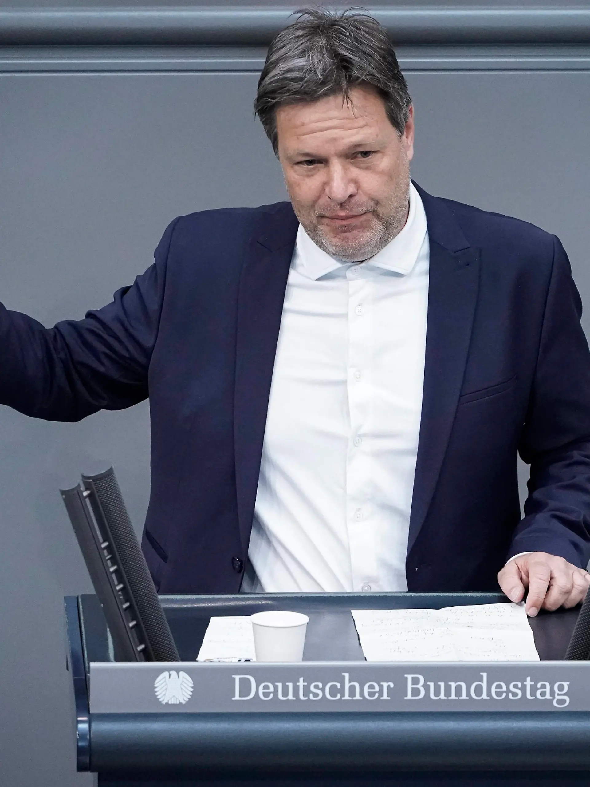  25. Bundestagssitzung der Haushaltswoche im Deutschen Bundestag Aktuell,24.03.2022 Berlin, Wirtschafts- und Klimaminister Robert Habeck Gruene im Portrait bei seiner Rede zum Haushalt Wirtschaft und Klimaschutz bei der 25. Sitzung des Deutschen Bundestag in Berlin Berlin Berlin Deutschland *** 25 Bundestag session of the budget week in the German Bundestag Current,24 03 2022 Berlin, economy and climate minister Robert Habeck Gruene in portrait during his speech on the budget economy and climate protection at the 25 session of the German Bundestag in Berlin Berlin Germany