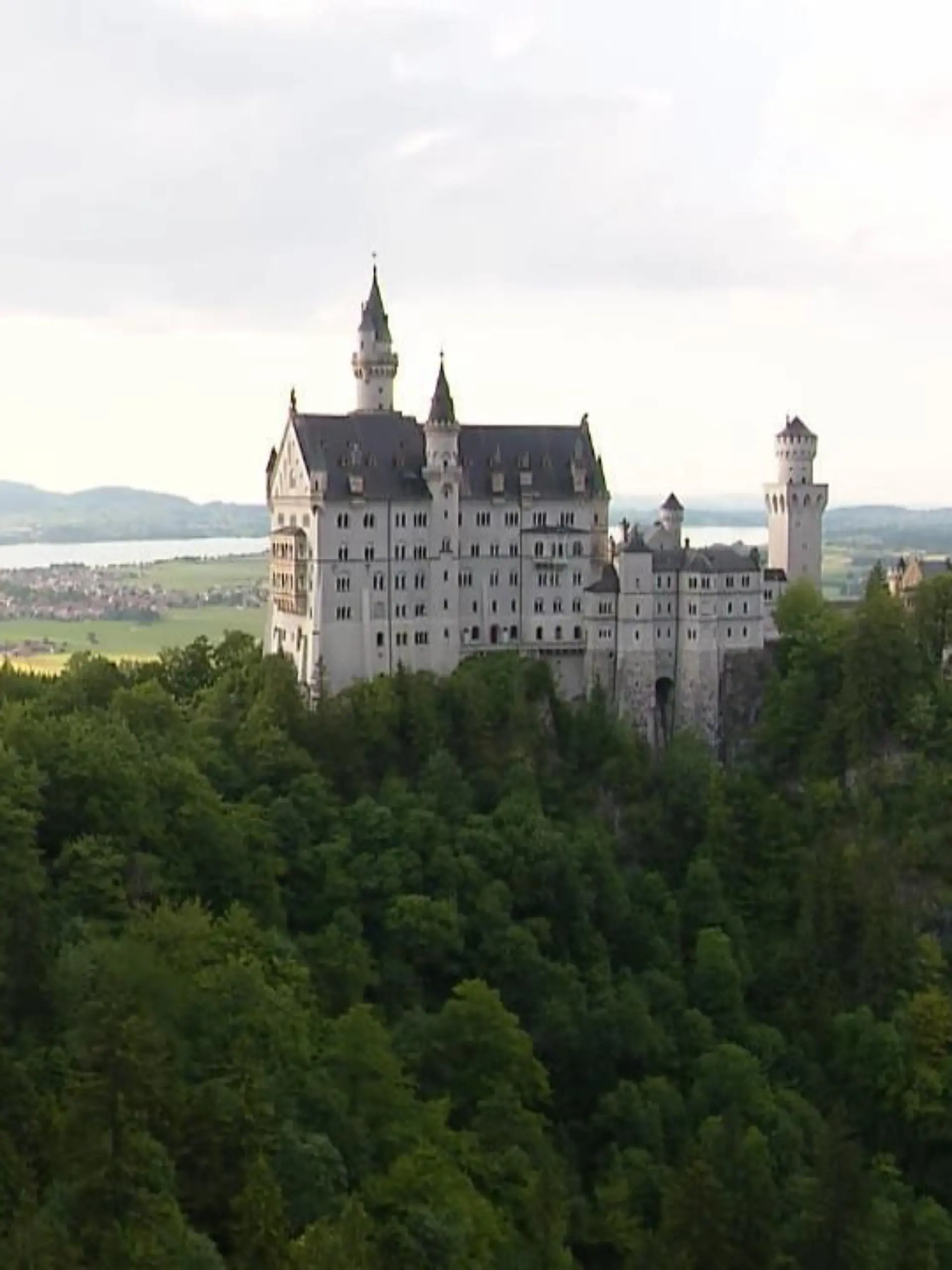 Albtraum vorm Traumschloss: Mitten am Tag greift ein Mann (30) zwei junge Frauen (21 und 22) in der Nähe des berühmten Schloss Neuschwanstein in Bayern an, belästigt sie und stößt sie wohl eine Schlucht hinunter. Eine 21-Jährige ist tot.