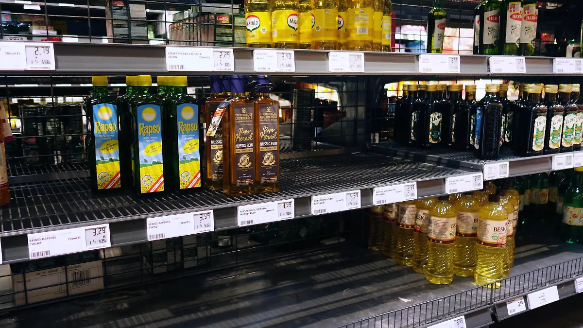  15.03.2022 Dortmund Vor leeren Regalen stehen die Verbraucher jetzt oft , wenn sie nach Sonneneblumenöl oder preiswertem Speiseöl suchen. Aufgrund des Ukrainekrieges sind die Lieferwege blockiert. Der Seeweg über das Schwarze Meer ist zur Zeit durch russische Schiffe blockiert. *** 15 03 2022 Dortmund Consumers are now often faced with empty shelves when they look for sunflower oil or inexpensive cooking oil Due to the Ukraine war, supply routes are blocked The sea route across the Black Sea is currently blocked by Russian ships