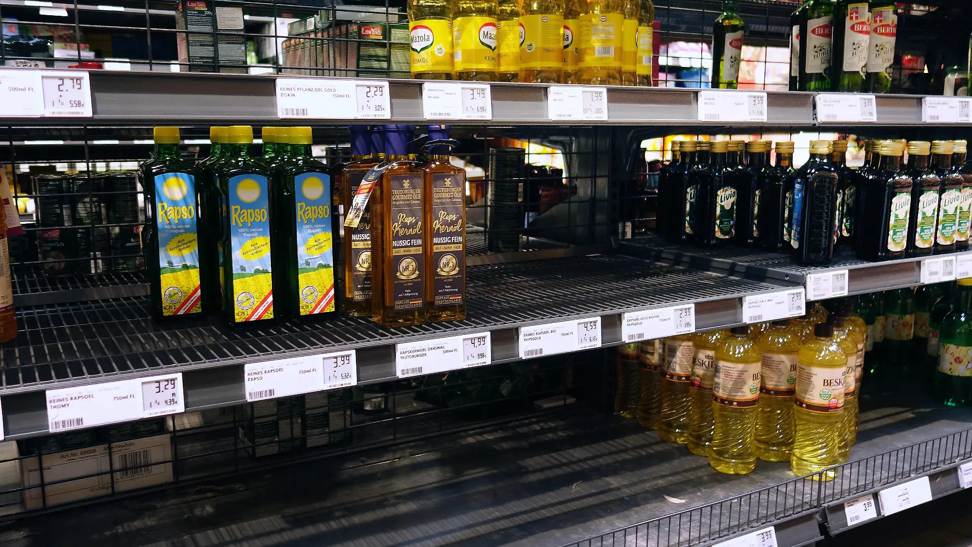  15.03.2022 Dortmund Vor leeren Regalen stehen die Verbraucher jetzt oft , wenn sie nach Sonneneblumenöl oder preiswertem Speiseöl suchen. Aufgrund des Ukrainekrieges sind die Lieferwege blockiert. Der Seeweg über das Schwarze Meer ist zur Zeit durch russische Schiffe blockiert. *** 15 03 2022 Dortmund Consumers are now often faced with empty shelves when they look for sunflower oil or inexpensive cooking oil Due to the Ukraine war, supply routes are blocked The sea route across the Black Sea is currently blocked by Russian ships