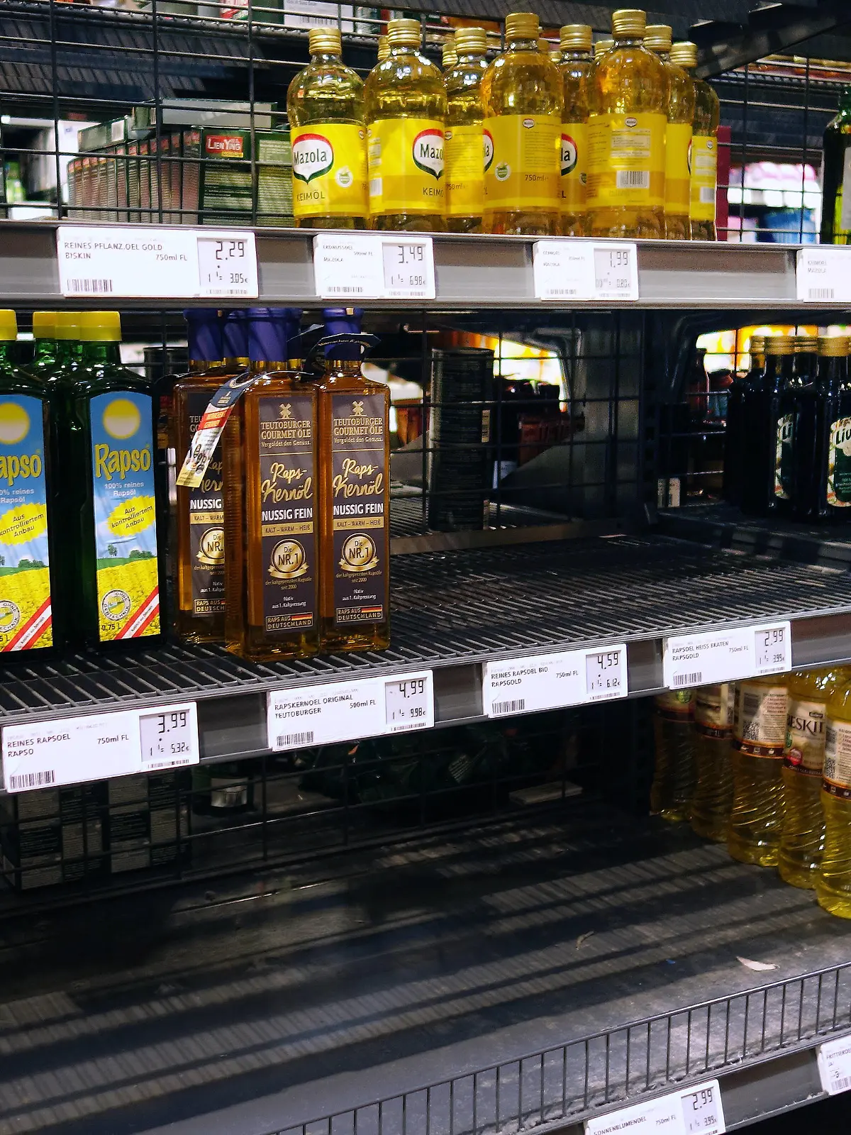  15.03.2022 Dortmund Vor leeren Regalen stehen die Verbraucher jetzt oft , wenn sie nach Sonneneblumenöl oder preiswertem Speiseöl suchen. Aufgrund des Ukrainekrieges sind die Lieferwege blockiert. Der Seeweg über das Schwarze Meer ist zur Zeit durch russische Schiffe blockiert. *** 15 03 2022 Dortmund Consumers are now often faced with empty shelves when they look for sunflower oil or inexpensive cooking oil Due to the Ukraine war, supply routes are blocked The sea route across the Black Sea is currently blocked by Russian ships