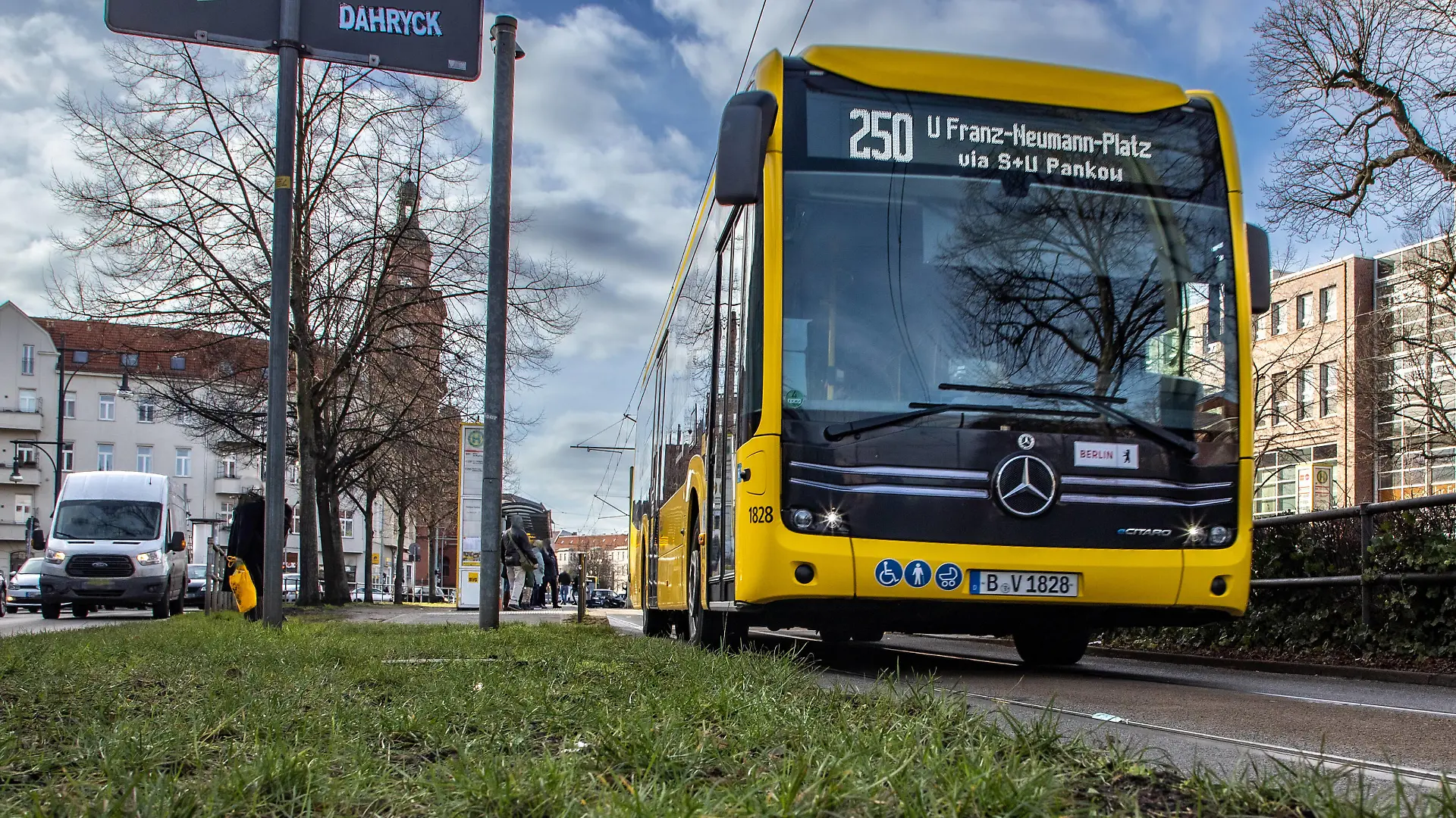 Tram Pankow von Berlin 12.02.22 Berlin, Bus faehrt aus Haltestelle Rathaus Pankow in der Breitestrasse bei wolkigem Wetter im Winter. Berlin Berlin Deutschland Rathaus Pankow *** Streetcar Pankow from Berlin 12 02 22 Berlin, bus drives from stop Rathaus Pankow in Breitestrasse in cloudy weather in winter Berlin Berlin Germany Rathaus Pankow