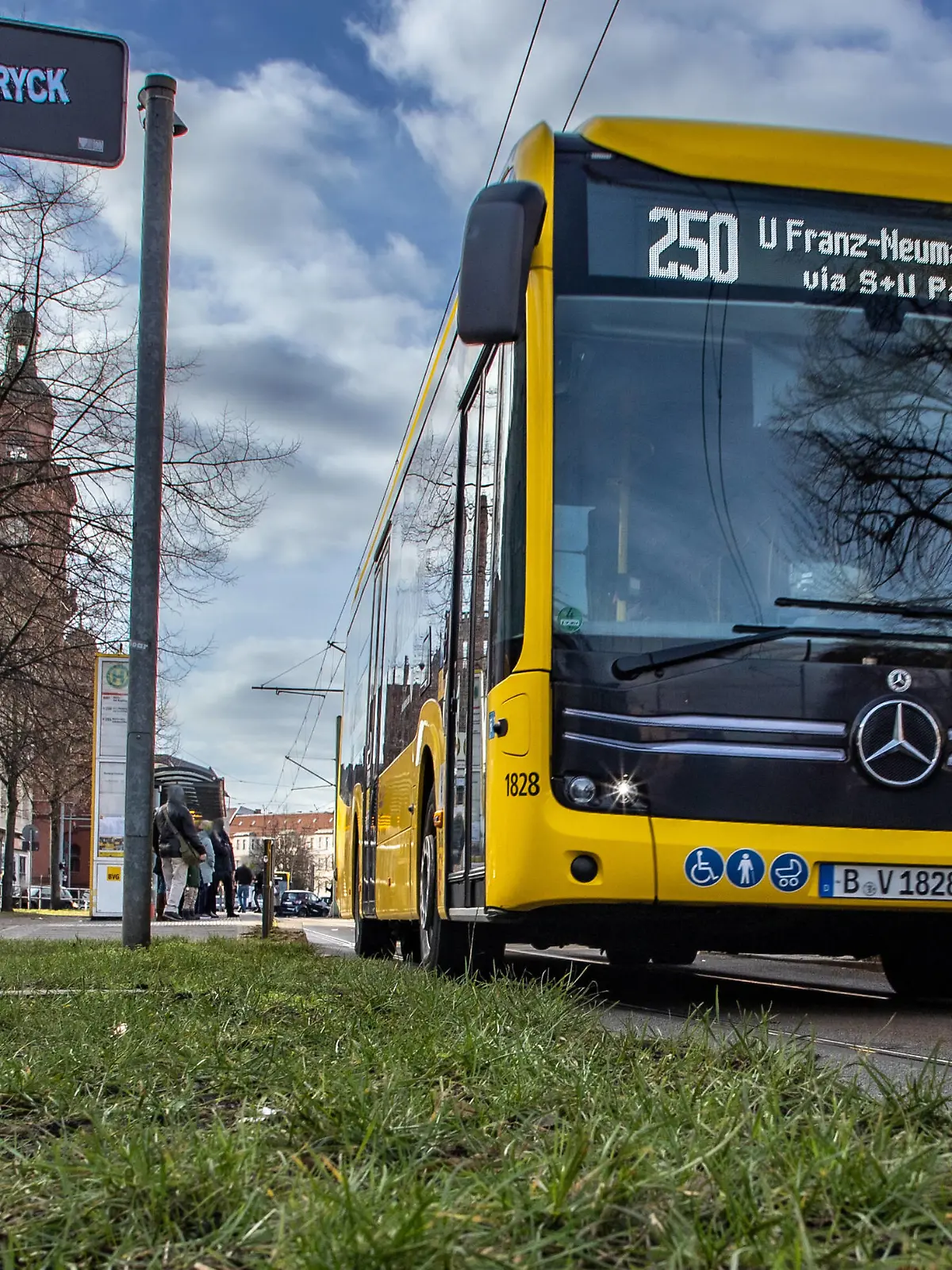  Tram Pankow von Berlin 12.02.22 Berlin, Bus faehrt aus Haltestelle Rathaus Pankow in der Breitestrasse bei wolkigem Wetter im Winter. Berlin Berlin Deutschland Rathaus Pankow *** Streetcar Pankow from Berlin 12 02 22 Berlin, bus drives from stop Rathaus Pankow in Breitestrasse in cloudy weather in winter Berlin Berlin Germany Rathaus Pankow
