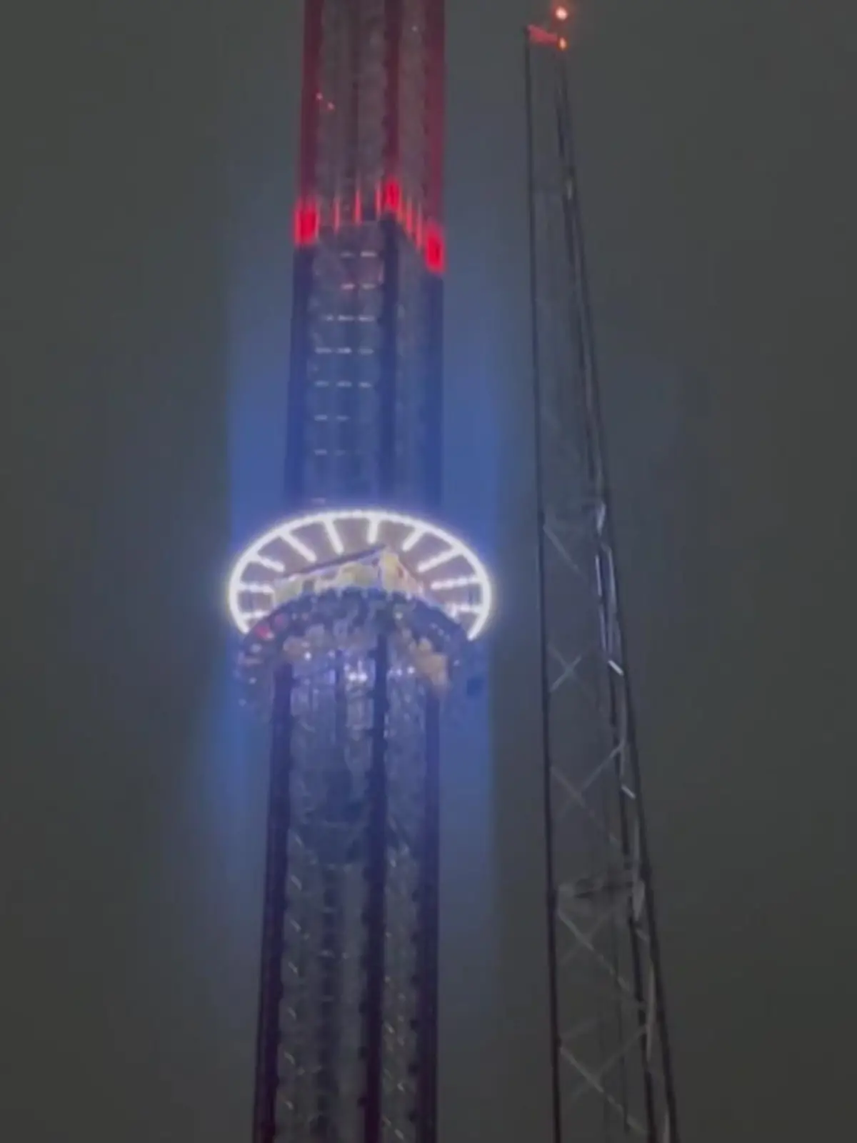 Der 14-Jährige ist aus einem sogenannten Free Fall Tower im ICON Park in Florida gefallen.