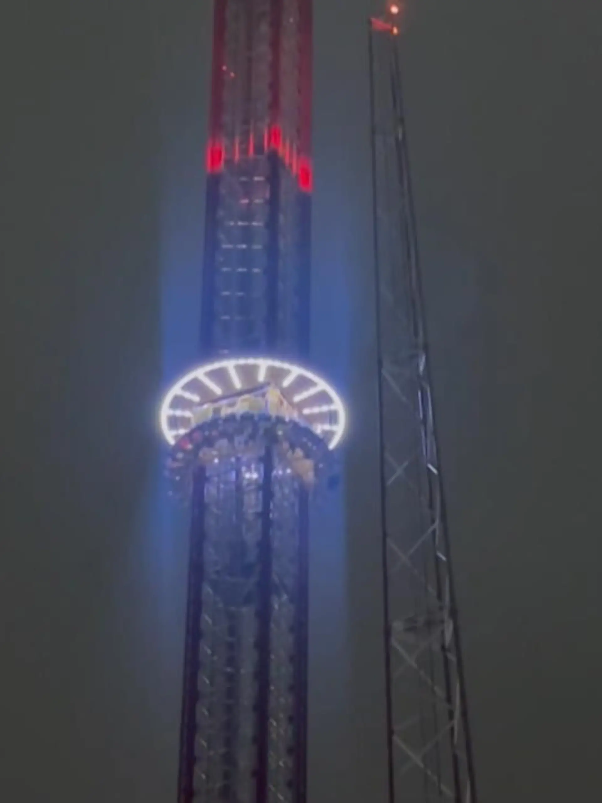 Der 14-Jährige ist aus einem sogenannten Free Fall Tower im ICON Park in Florida gefallen.