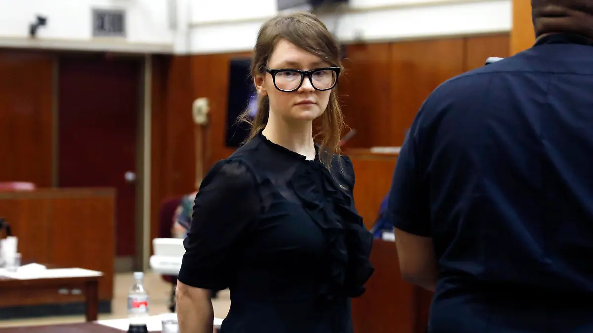 25.04.2019, USA, New York: Anna Sorokin, mutmaßliche Hochstaplerin aus Deutschland, verlässt einen Gerichtssaal während ihres Prozesses. Sorokin, die unter dem Pseudonym Anna Delvey auftrat, soll New Yorker Hotel- und Geschäftspartner um Hunderttausende Dollar betrogen haben. Ihr wird mehrfacher schwerer Diebstahl vorgeworfen, im Fall einer Verurteilung droht ihr eine jahrelange Haftstrafe. Foto: Richard Drew/AP/dpa +++ dpa-Bildfunk +++