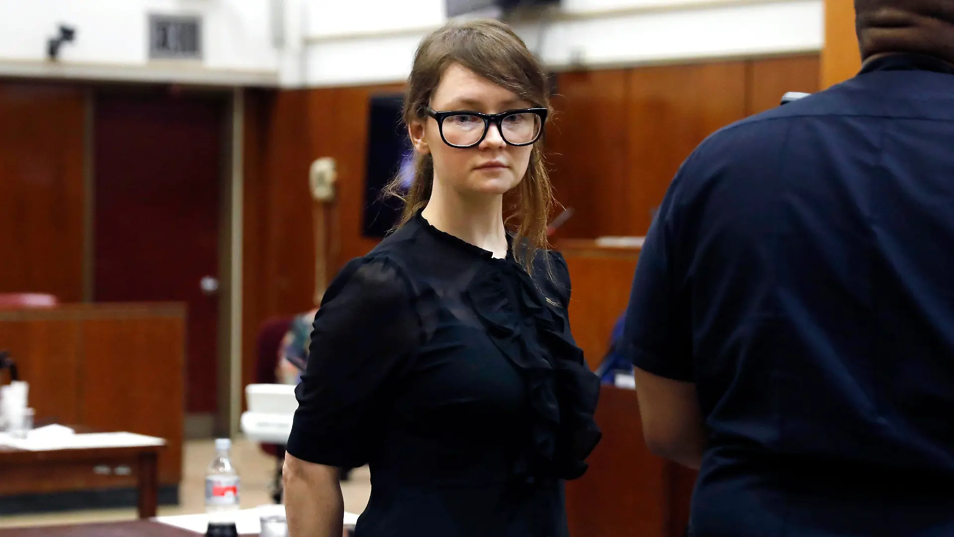 25.04.2019, USA, New York: Anna Sorokin, mutmaßliche Hochstaplerin aus Deutschland, verlässt einen Gerichtssaal während ihres Prozesses. Sorokin, die unter dem Pseudonym Anna Delvey auftrat, soll New Yorker Hotel- und Geschäftspartner um Hunderttausende Dollar betrogen haben. Ihr wird mehrfacher schwerer Diebstahl vorgeworfen, im Fall einer Verurteilung droht ihr eine jahrelange Haftstrafe. Foto: Richard Drew/AP/dpa +++ dpa-Bildfunk +++