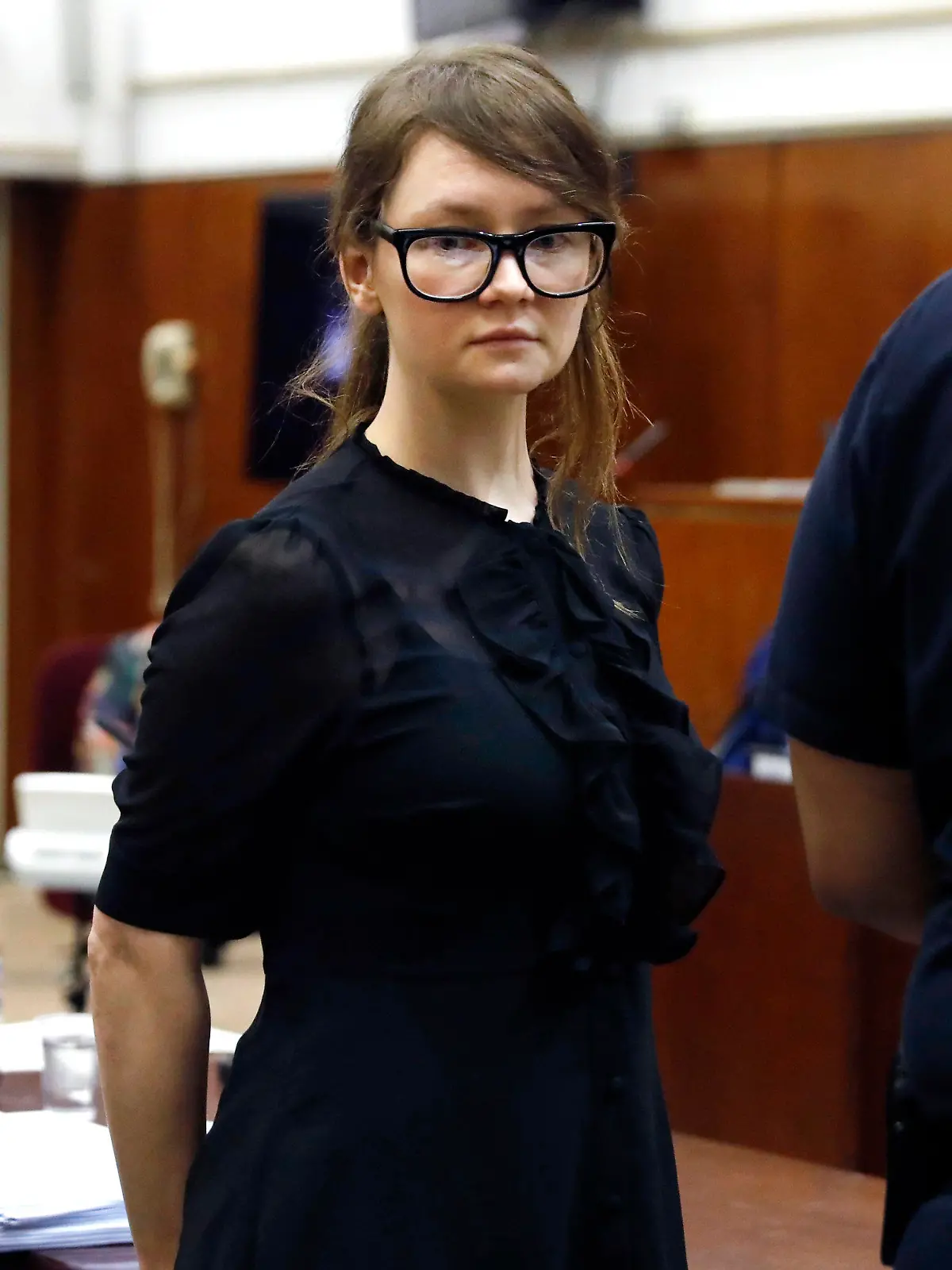 25.04.2019, USA, New York: Anna Sorokin, mutmaßliche Hochstaplerin aus Deutschland, verlässt einen Gerichtssaal während ihres Prozesses. Sorokin, die unter dem Pseudonym Anna Delvey auftrat, soll New Yorker Hotel- und Geschäftspartner um Hunderttausende Dollar betrogen haben. Ihr wird mehrfacher schwerer Diebstahl vorgeworfen, im Fall einer Verurteilung droht ihr eine jahrelange Haftstrafe. Foto: Richard Drew/AP/dpa +++ dpa-Bildfunk +++