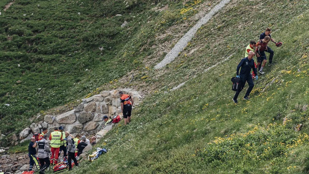 Rettungskräfte versuchen das Leben des jungen Schweizers zu retten