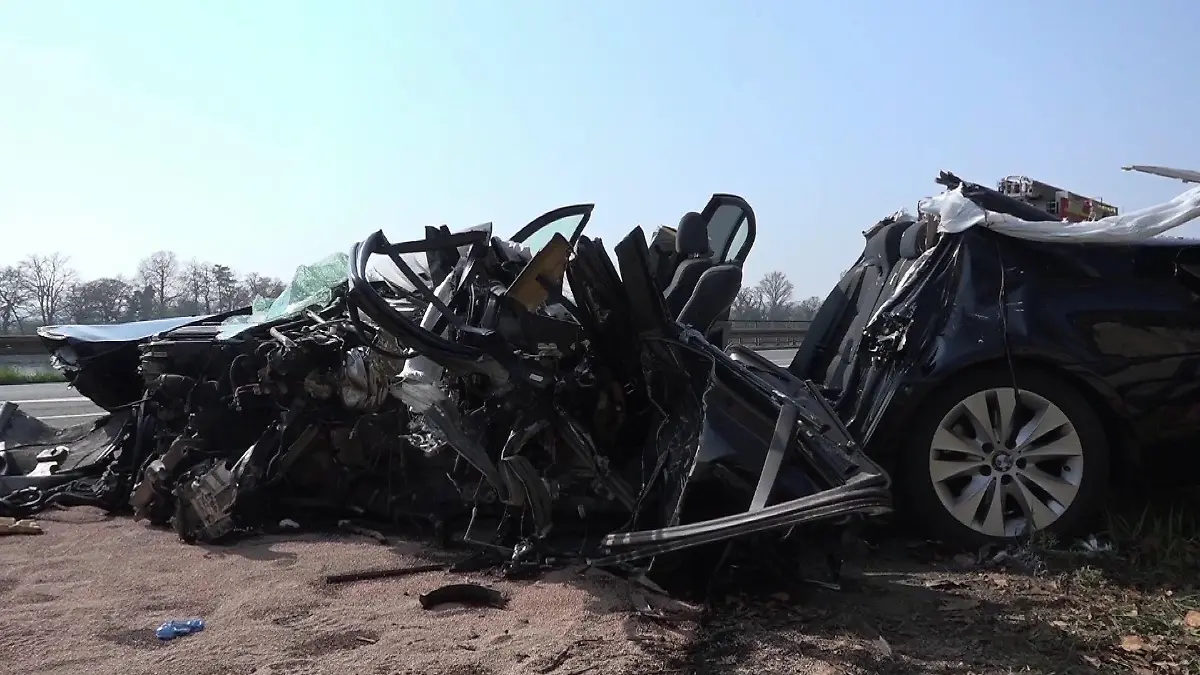 Dieser vollkommen zerstörte BMW ist heute Morgen auf der B42 bei Eltville in diesen entgegenkommenden Betonmischer gekracht.