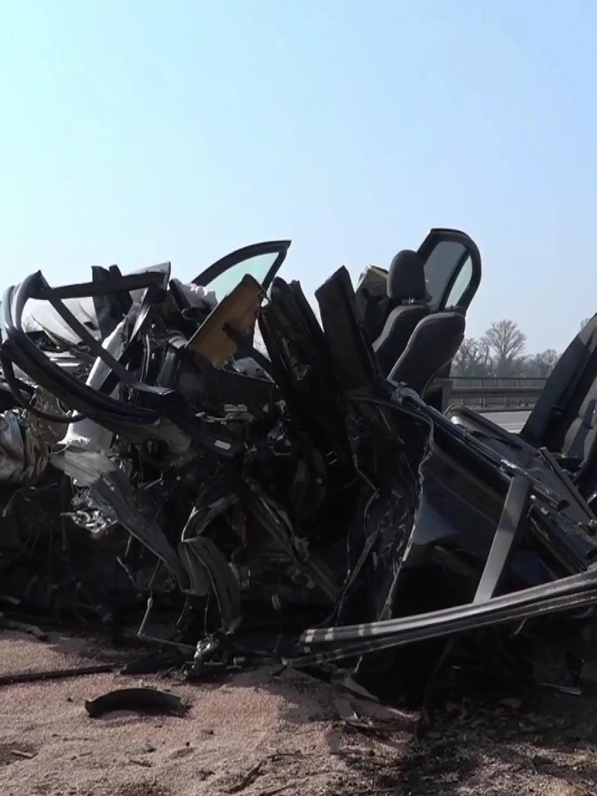 Dieser vollkommen zerstörte BMW ist heute Morgen auf der B42 bei Eltville in diesen entgegenkommenden Betonmischer gekracht.