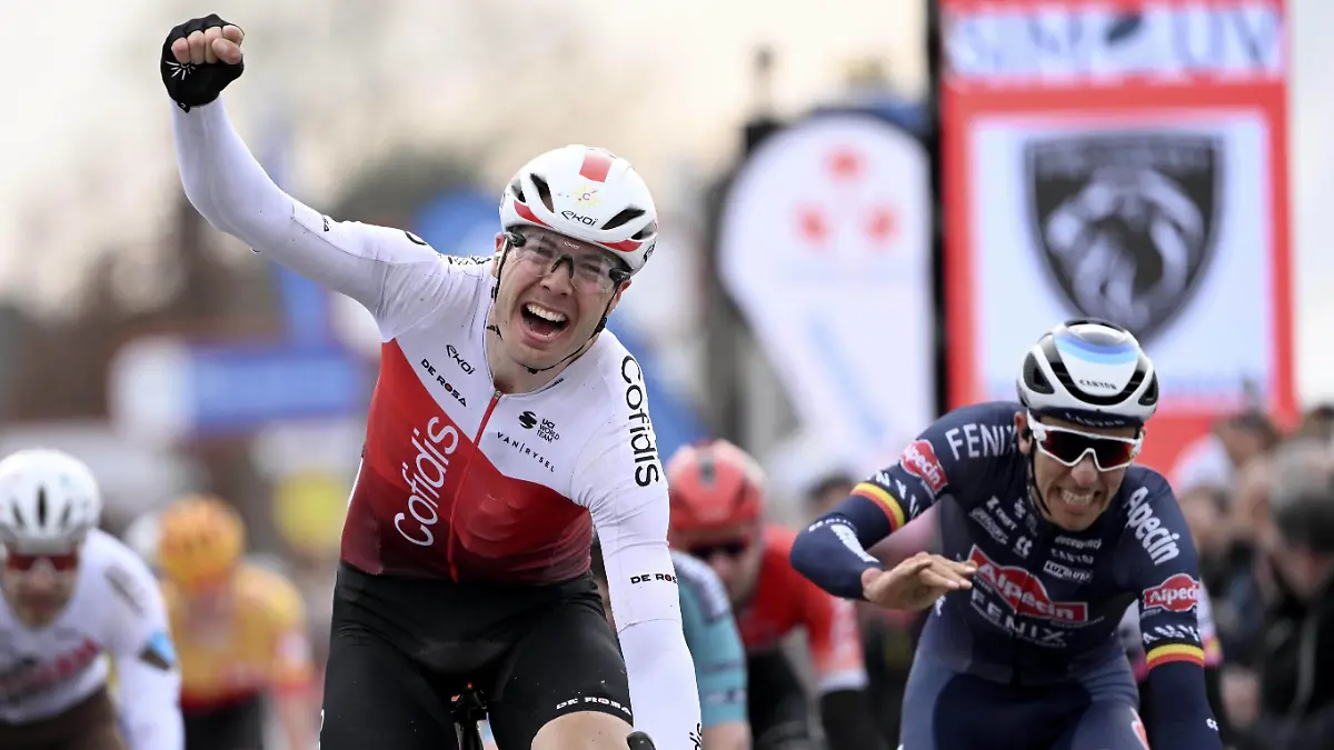 Sport Bilder des Tages DENAIN, FRANCE - MARCH 17 : Walscheid Maximilian Richard GER of Cofidis celebrates the win before De Bondt Dries BEL of Alpecin-Fenix pictured during the Grand Prix de Denain Porte du Hainaut 63rd edition, a cycling race of 200,3 kms with start in Denain and finish in Denain on March 17, 2022 in Denain, France, 17/03/2022  Motordriver Pierre Velaerts - Grand Prix Denain 2022 Cycling Race PhotoNews/Panoramic PUBLICATIONxINxGERxSUIxAUTxHUNxONLY