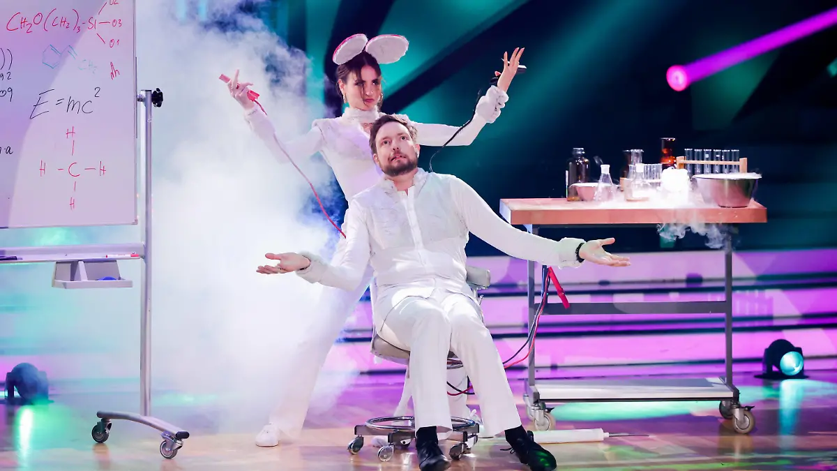 18.03.2022, Nordrhein-Westfalen, Köln: Bastian Bielendorfer, Comedian, und Ekaterina Leonova, Profitänzerin, tanzen in der RTL-Tanzshow "Let's Dance" im Coloneum. Foto: Rolf Vennenbernd/dpa +++ dpa-Bildfunk +++