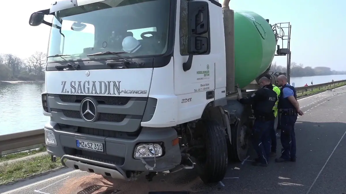 Mit diesem Betonmischer ist der 60-Jährige Fahrer aus bisher ungeklärten Gründen zusammengekracht