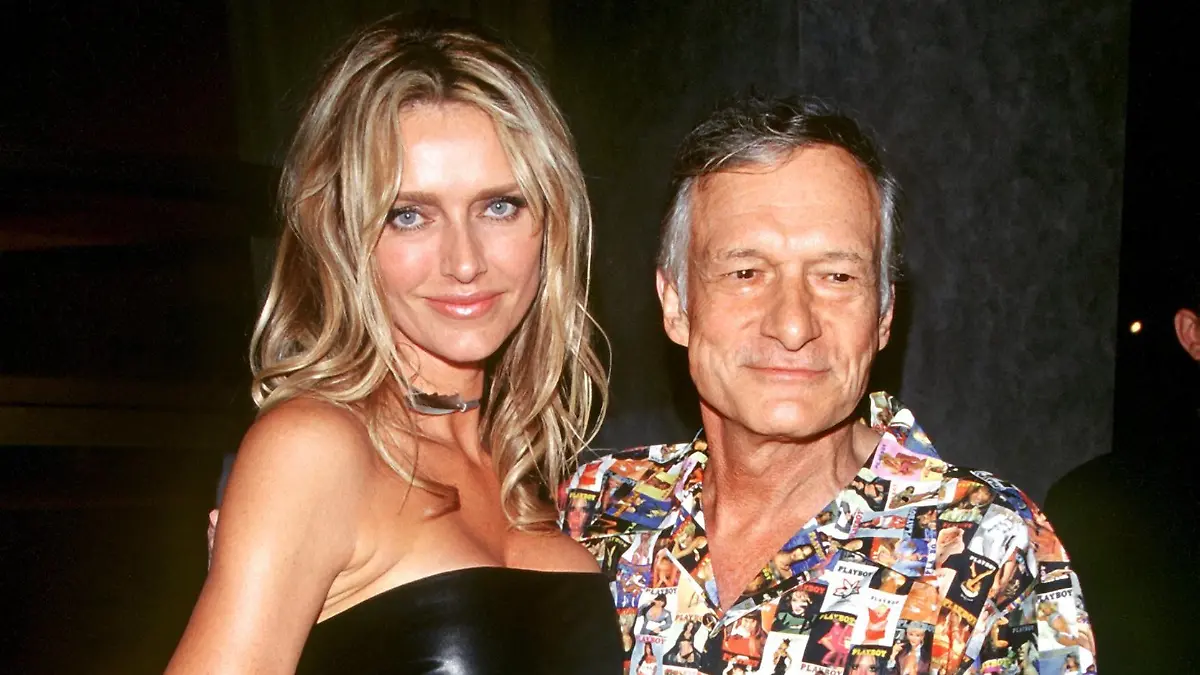 Hugh Hefner, Gründer des Playboy-Magazins und des Unterhaltungsunternehmens, posiert mit seiner Frau Kimberley am 17.7.1999 bei einer Ausstellung zum 45jährigen Bestehen des "Playboy" im Pacific Design Center in Los Angeles.