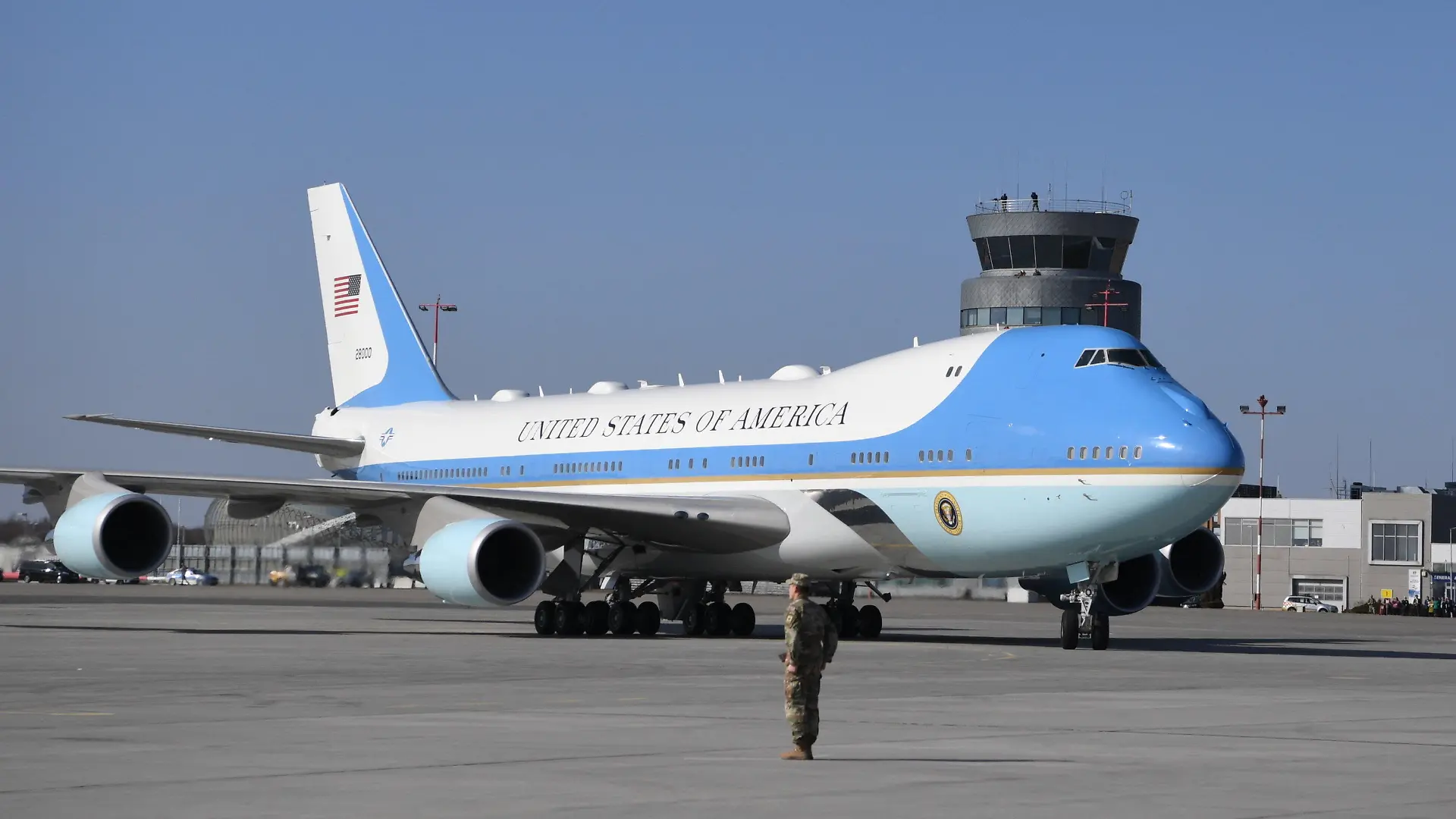 25.03.2022, Polen, Jasionka: Die Air Force One mit US-Präsident Joe Biden an Bord landet auf dem Flughafen Rzeszow-Jasionka. Vor dem geplanten Treffen von Polens Staatsoberhaupt Duda mit US-Präsident Biden im polnischen Rzeszow musste das Flugzeug mit Duda an Bord notlanden. Die Maschine sei wegen eines Schadens nach Warschau zurückgekehrt, man warte nun auf den Abflug des Ersatzflugzeugs nach Rzeszow, meldete die Nachrichtenagentur PAP am Freitag unter Berufung auf Dudas außenpolitischen Berater Kumoch. Foto: Darek Delmanowicz/PAP/dpa +++ dpa-Bildfunk +++